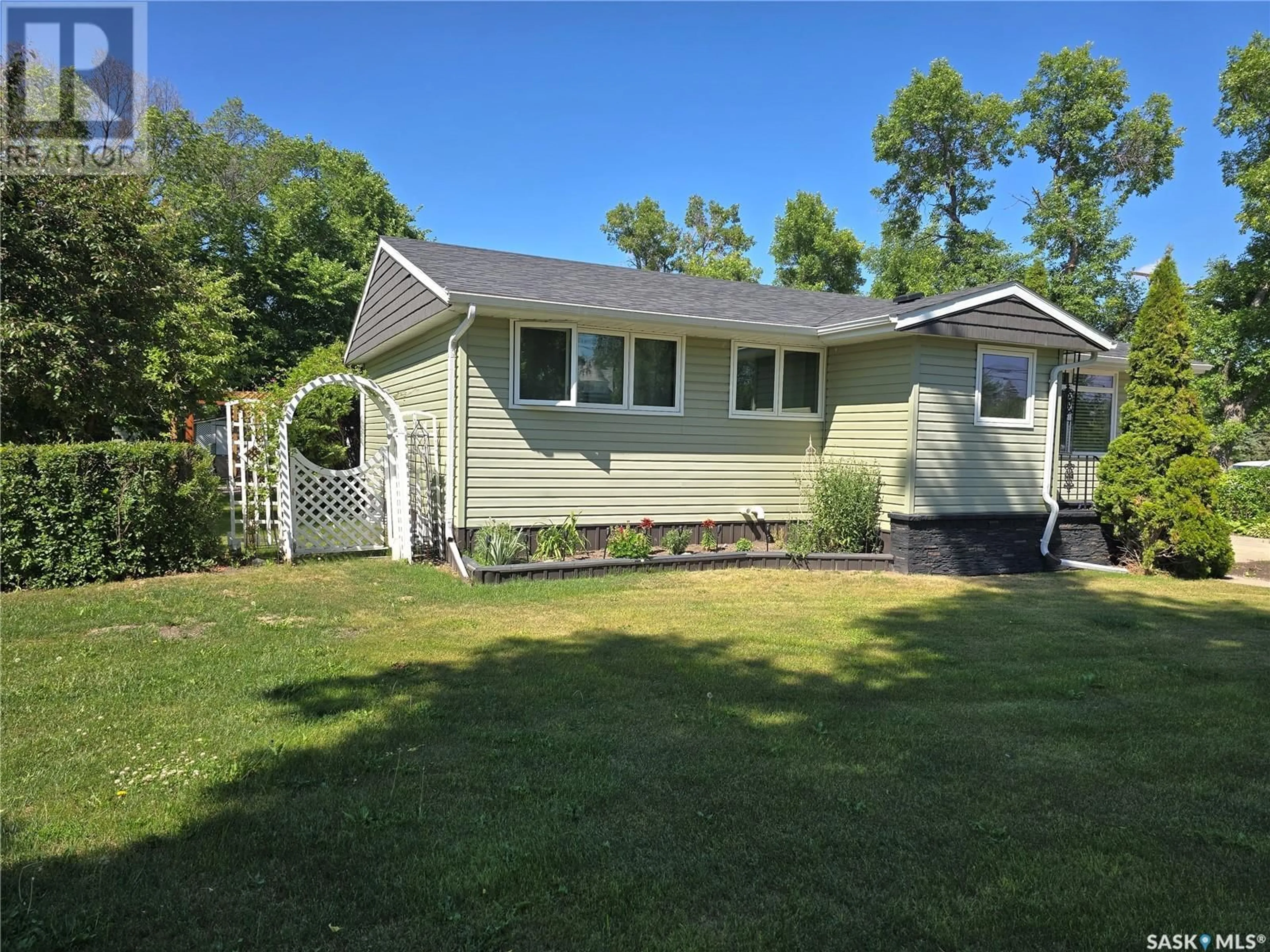 A pic from outside/outdoor area/front of a property/back of a property/a pic from drone, unknown for 708 WOLSELEY AVENUE, Grenfell Saskatchewan S0G2B0