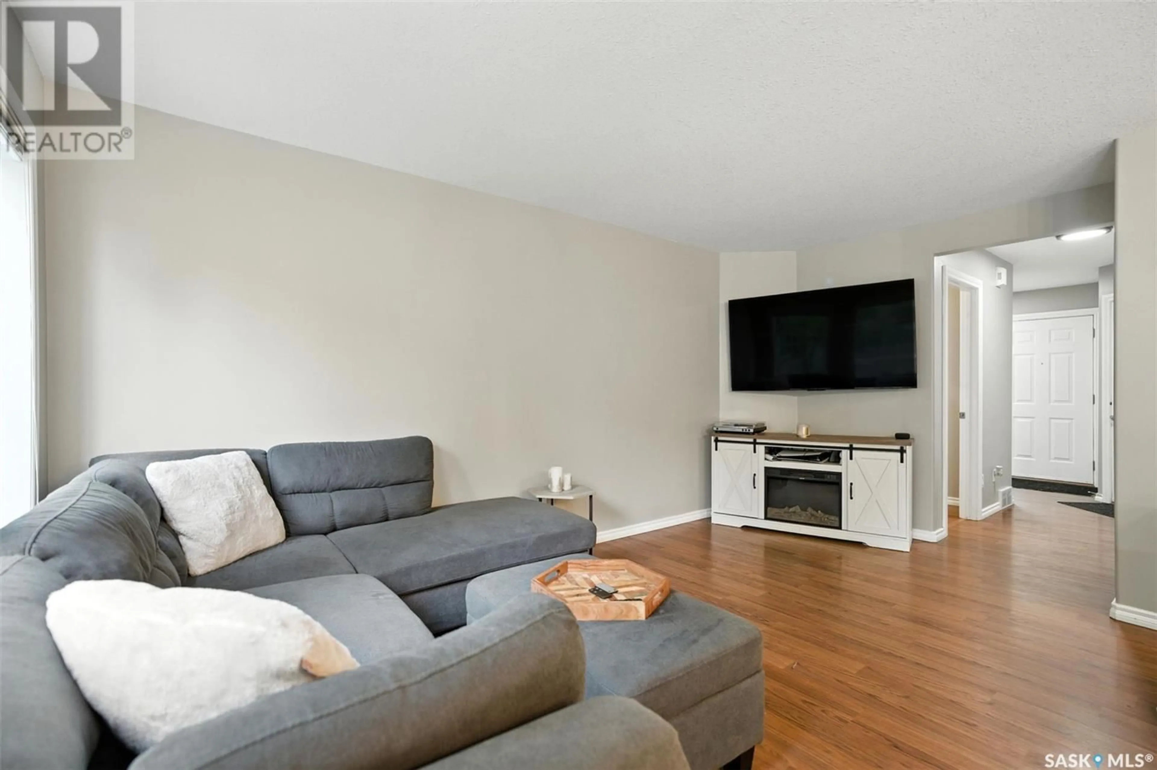 Living room with furniture, wood/laminate floor for 25 138 BANYAN CRESCENT, Saskatoon Saskatchewan S7V1G8