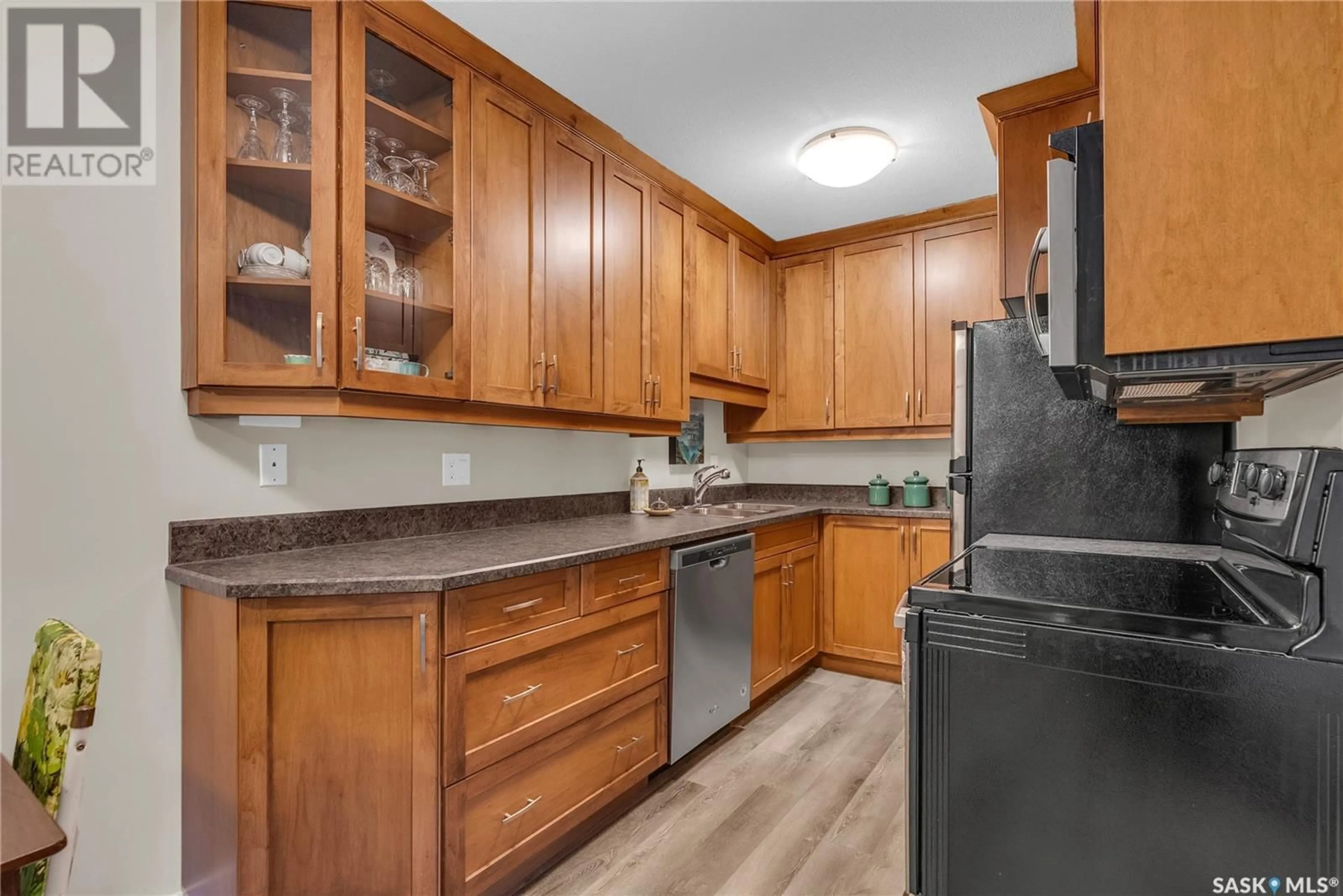 Standard kitchen, unknown for 403 - 201 TAIT COURT, Saskatoon Saskatchewan S7H5L3