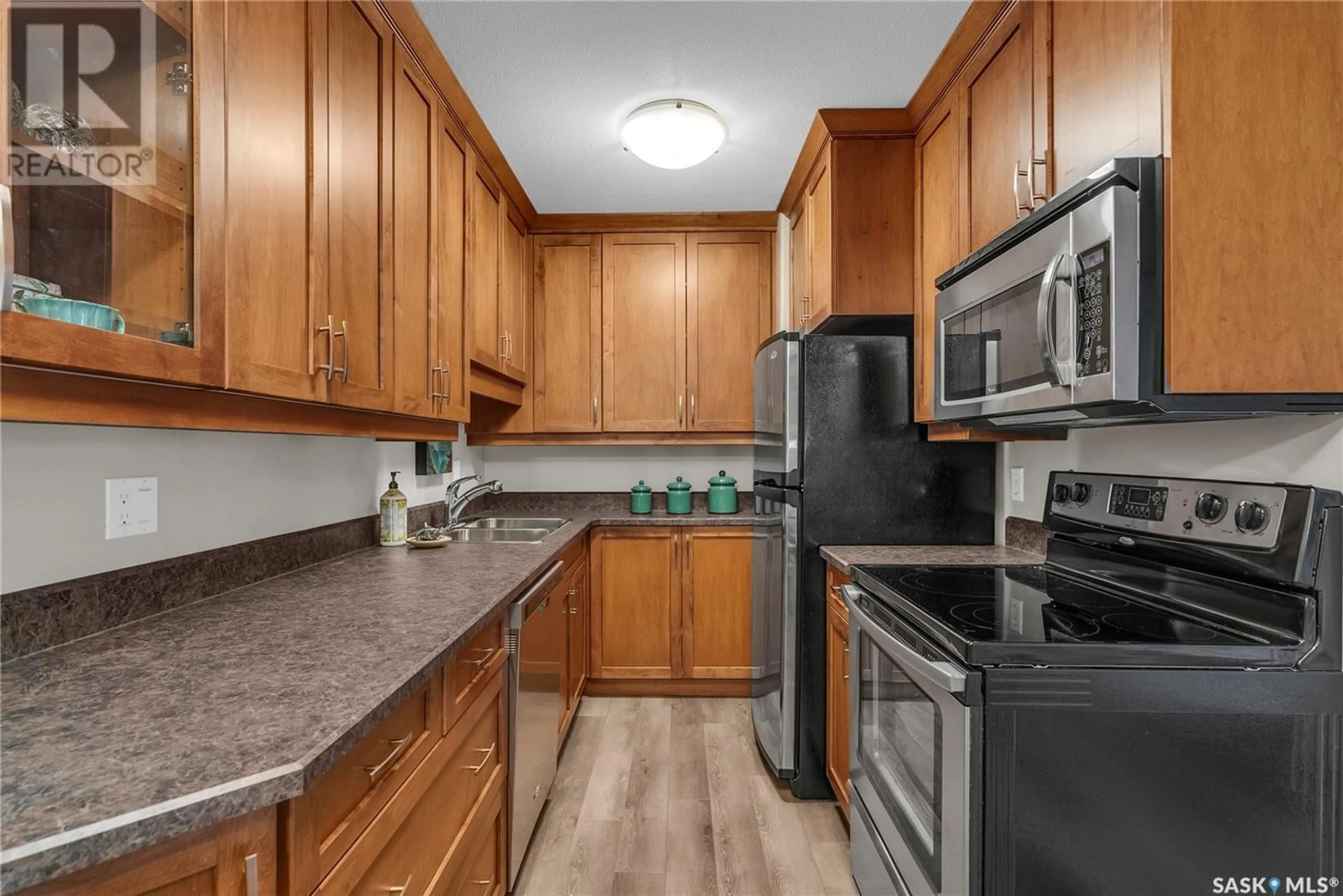 Standard kitchen, unknown for 403 - 201 TAIT COURT, Saskatoon Saskatchewan S7H5L3