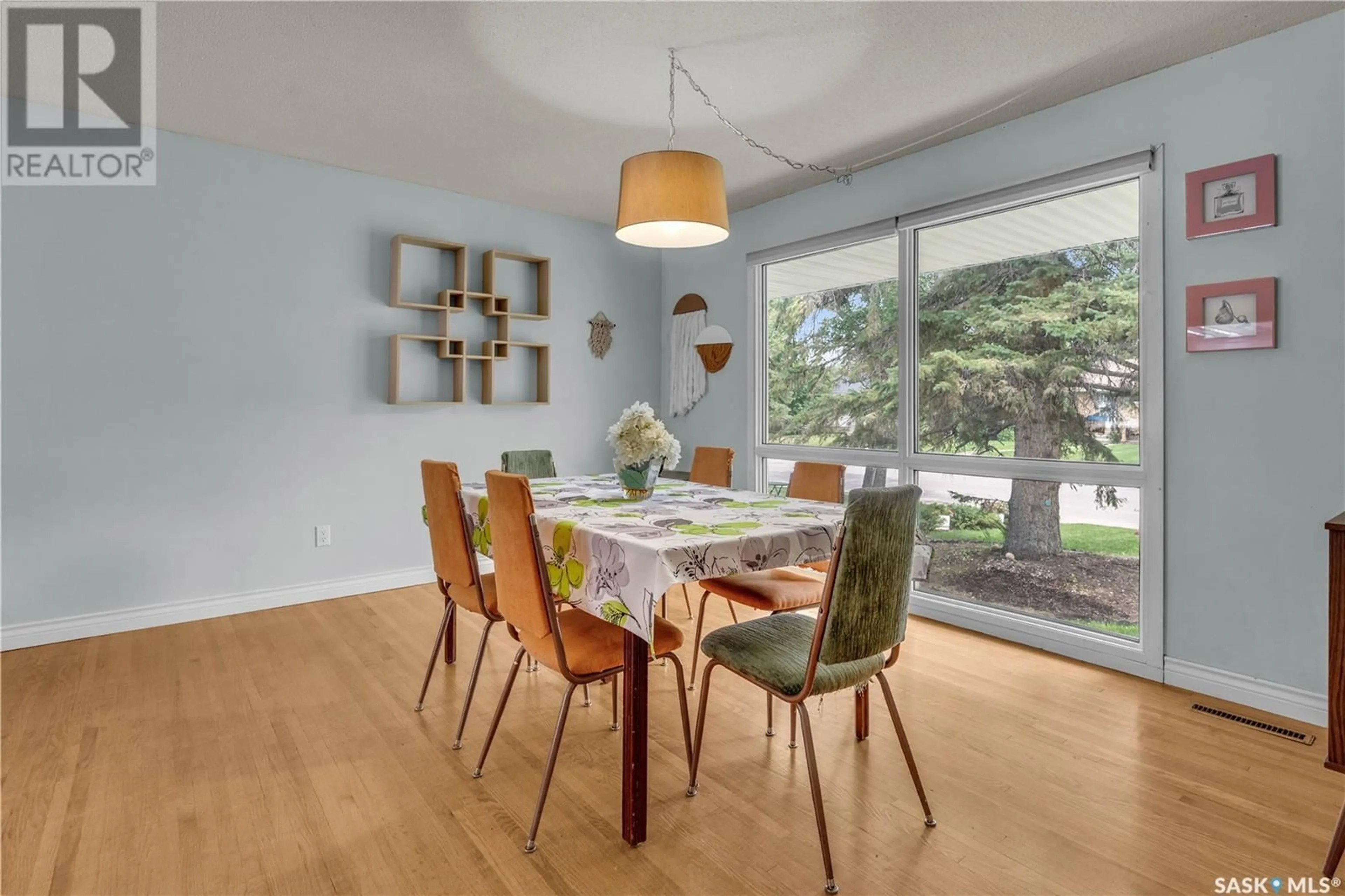 Dining room, wood/laminate floor for 2648 ROTHWELL STREET, Regina Saskatchewan S4N2E1