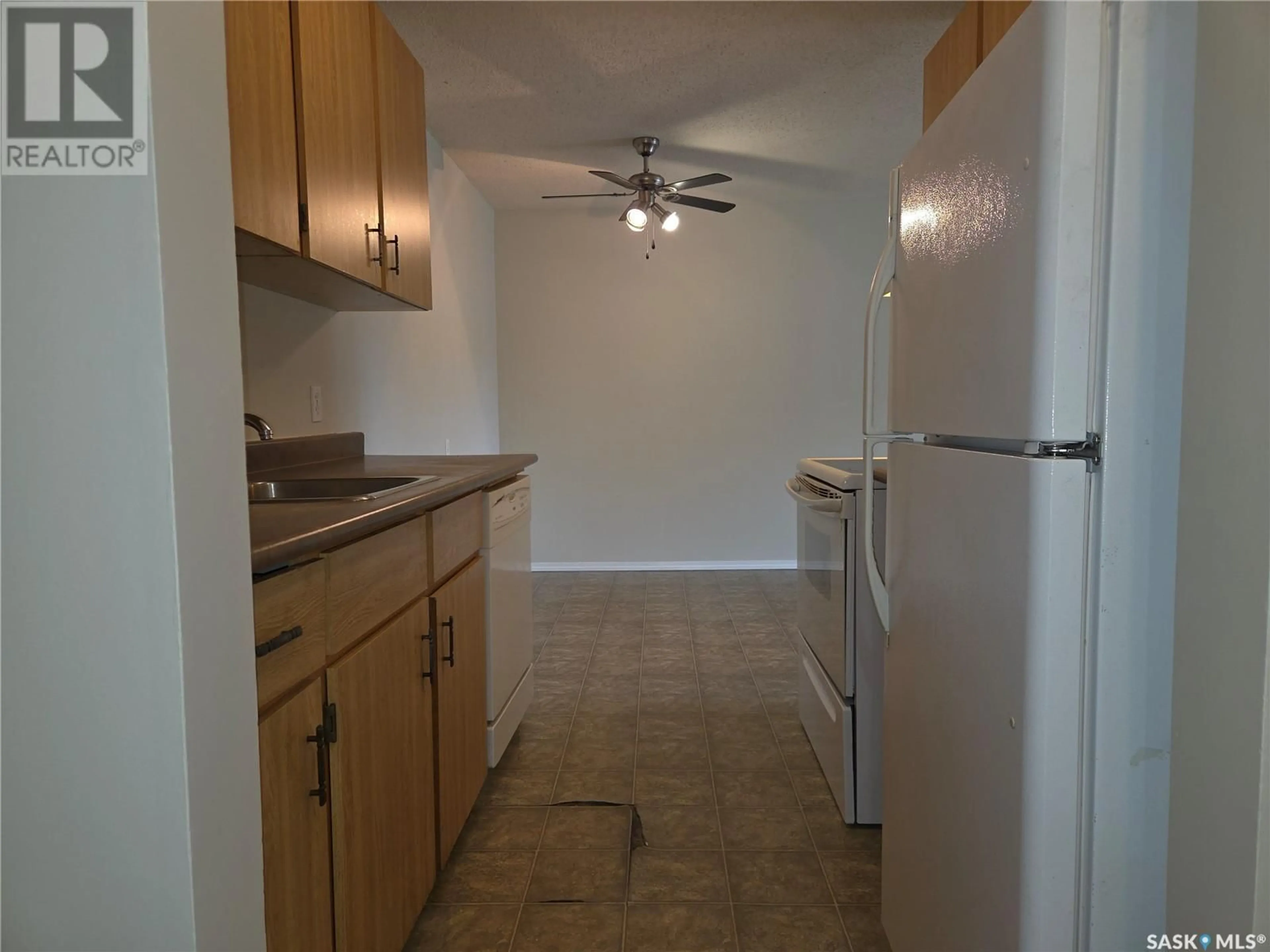 Standard kitchen, unknown for E - 1436 425 115TH STREET, Saskatoon Saskatchewan S7N2E5