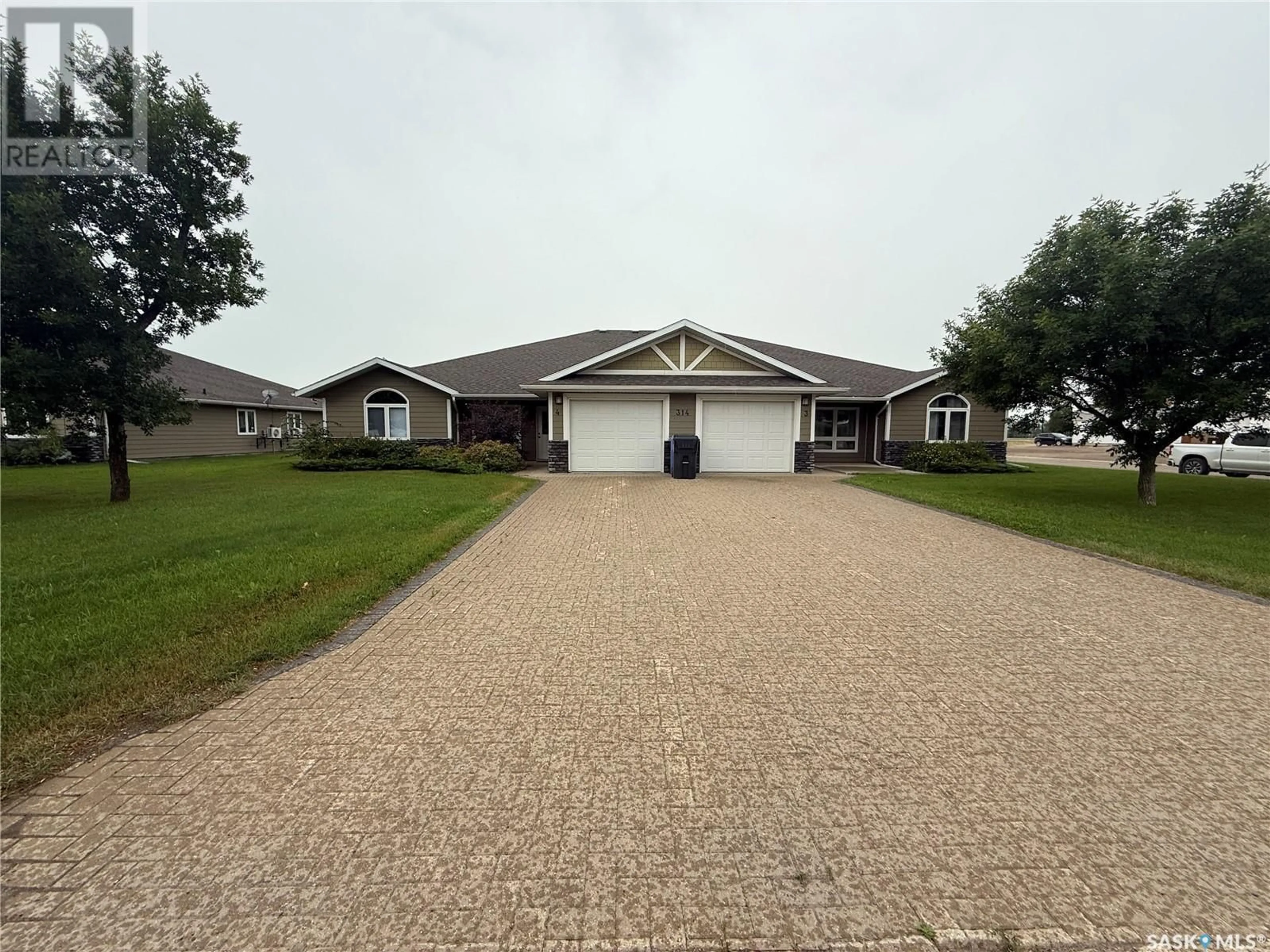 A pic from outside/outdoor area/front of a property/back of a property/a pic from drone, street for #4 - 314 SOURIS AVENUE, Carnduff Saskatchewan S0C0S0