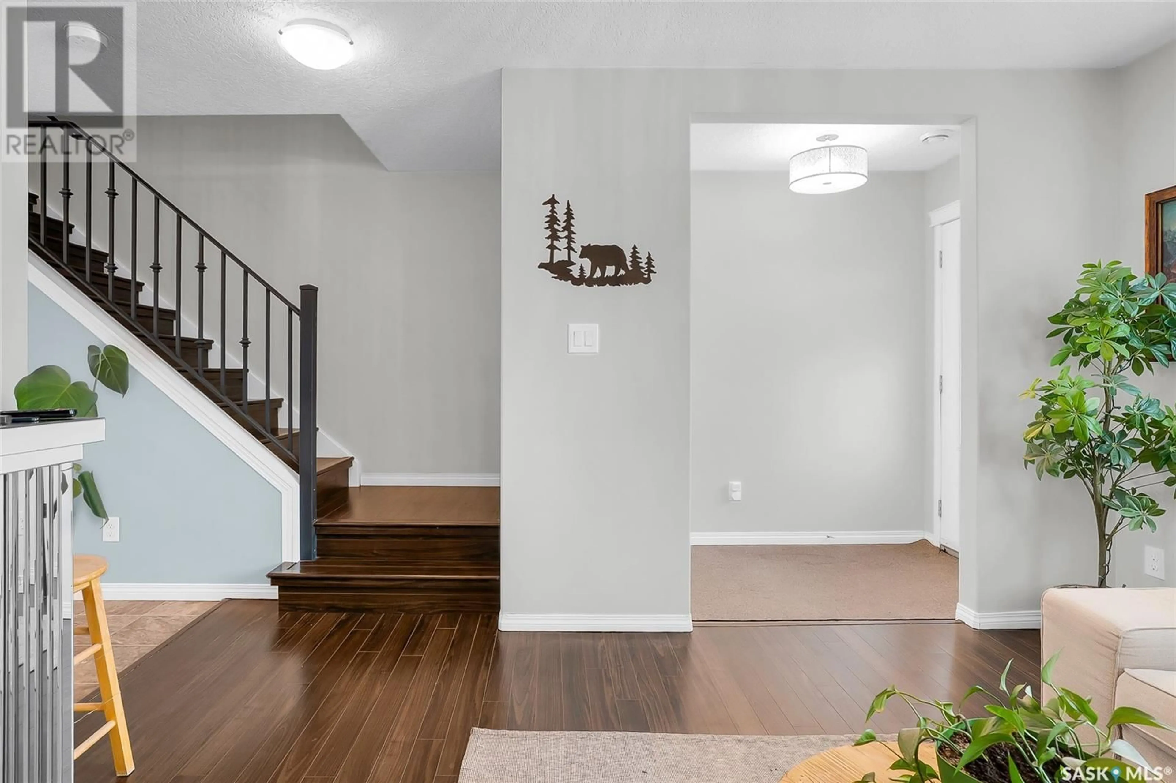 Indoor entryway for 302 103 KLASSEN CRESCENT, Saskatoon Saskatchewan S7R0J2