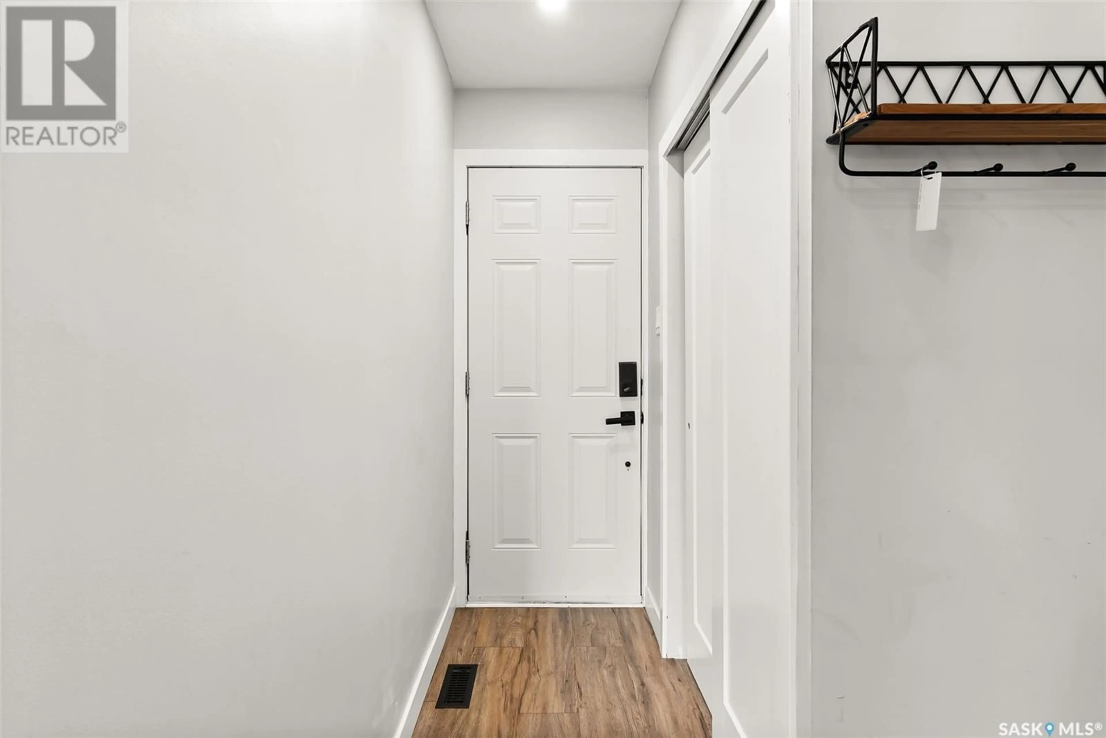 Indoor entryway for 107 KILLARNEY WAY, Regina Saskatchewan S4S6X8