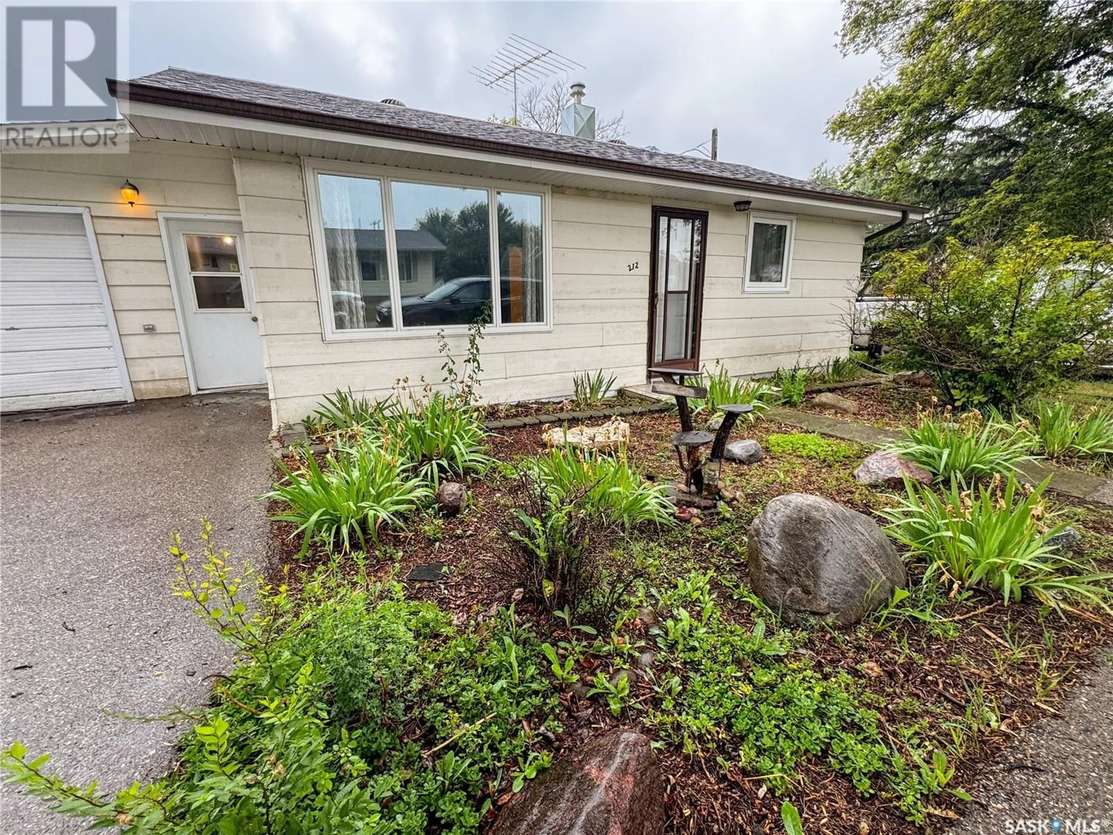 A pic from outside/outdoor area/front of a property/back of a property/a pic from drone, street for 212 WILLOUGHBY STREET, Herbert Saskatchewan S0H2A0