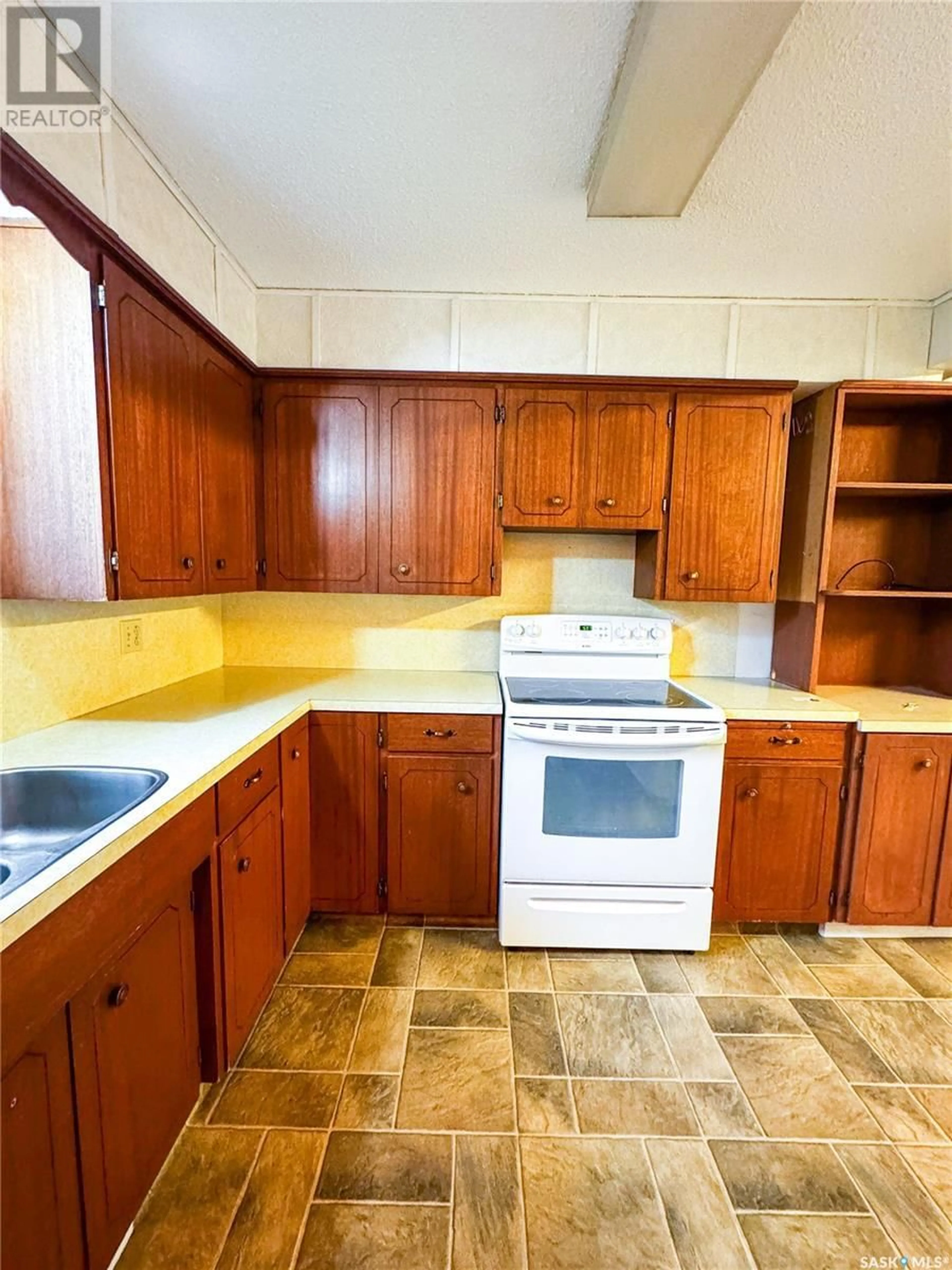 Standard kitchen, unknown for 212 WILLOUGHBY STREET, Herbert Saskatchewan S0H2A0