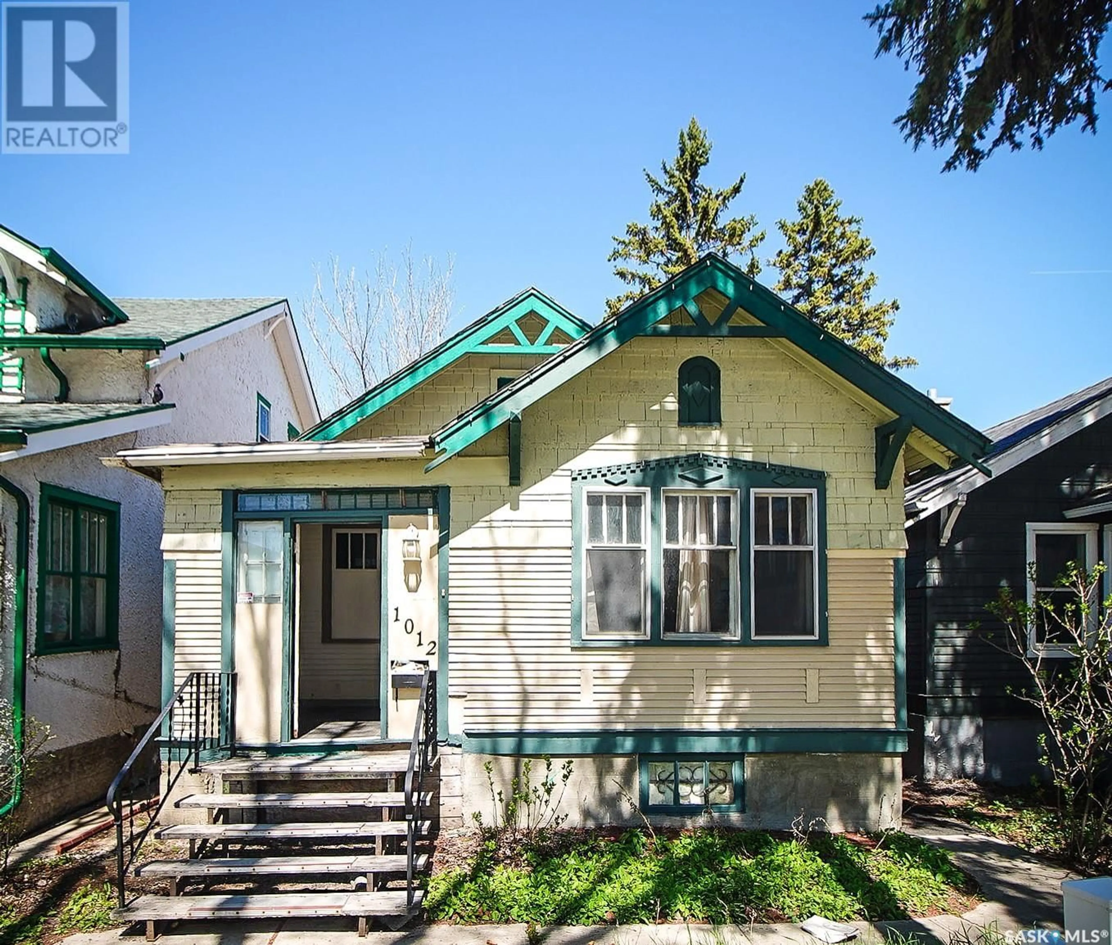Home with vinyl exterior material, street for 1012 VICTORIA AVENUE, Regina Saskatchewan S4P0N5