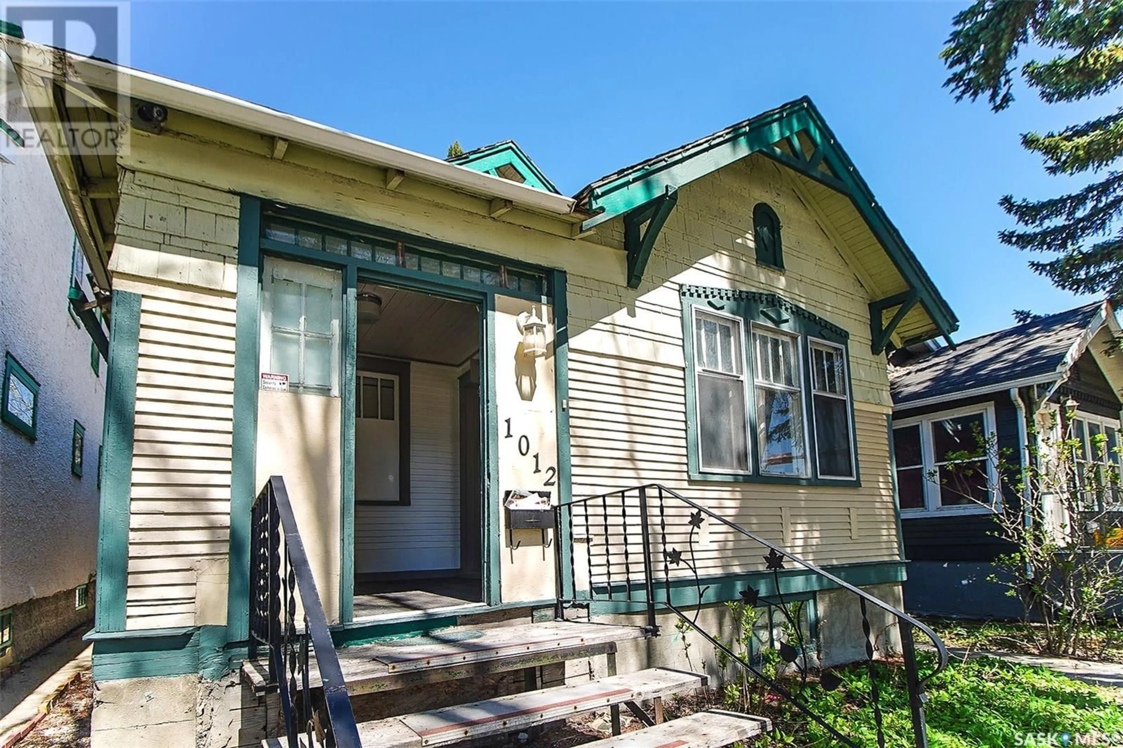 Patio, street for 1012 VICTORIA AVENUE, Regina Saskatchewan S4P0N5