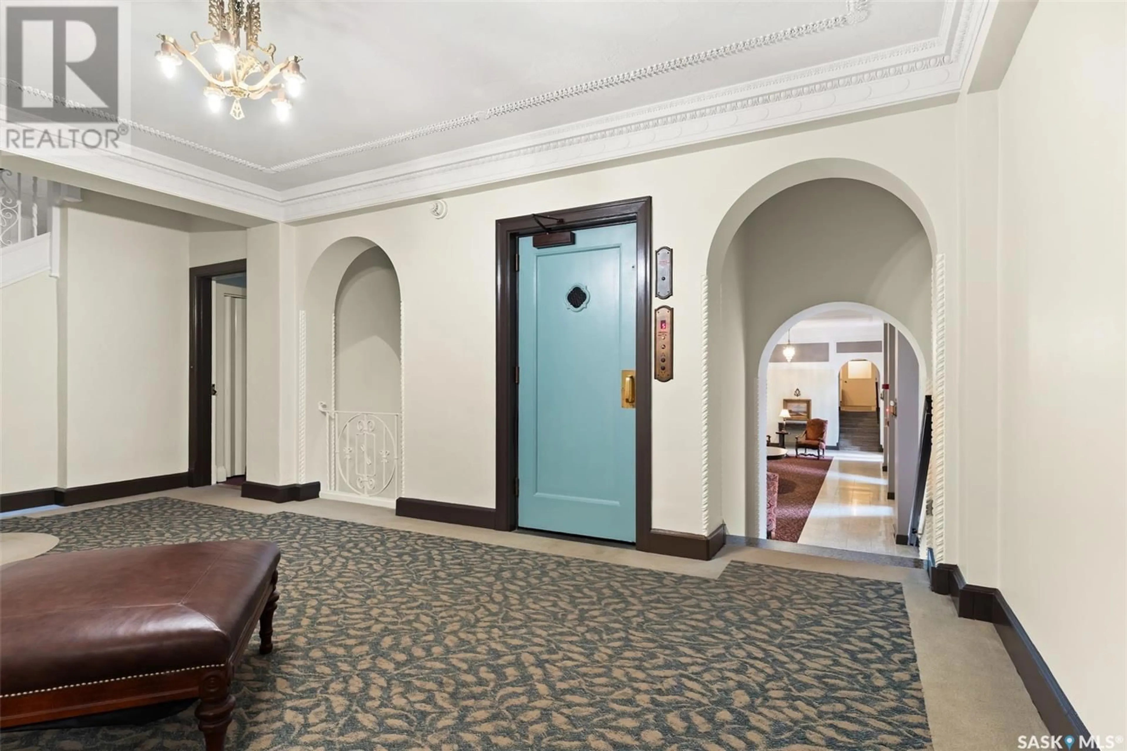 Indoor foyer for 203 - 2305 VICTORIA AVENUE, Regina Saskatchewan S4P0S7