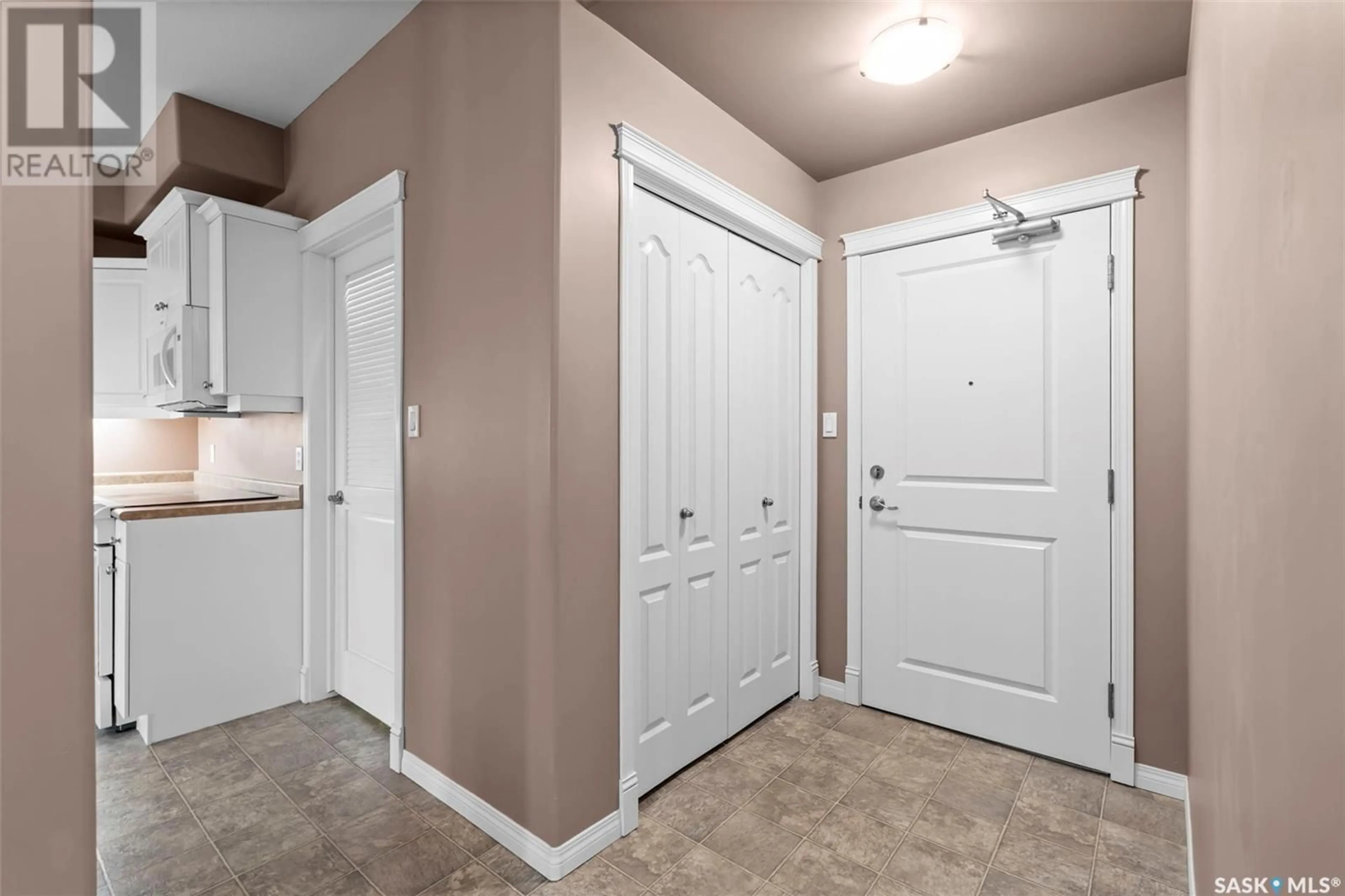 Indoor entryway for 214 110 ARMISTICE WAY, Saskatoon Saskatchewan S7J5L8