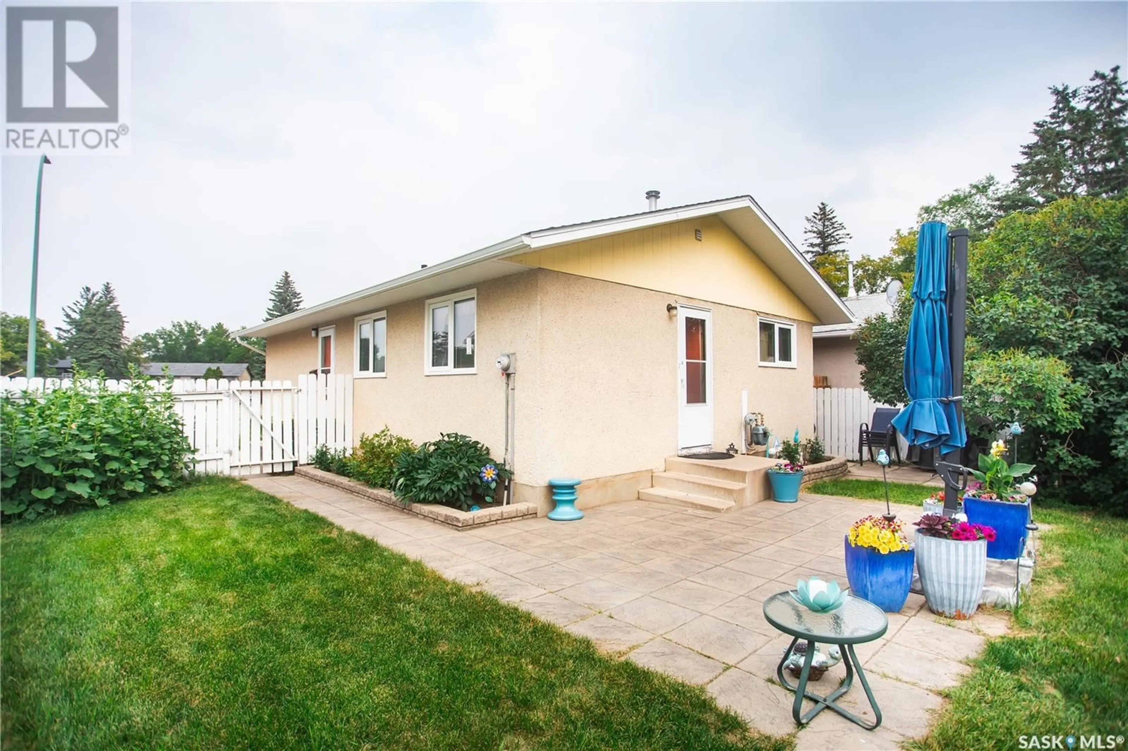 Patio, street for 3509 DIEFENBAKER DRIVE, Saskatoon Saskatchewan S7L4V9