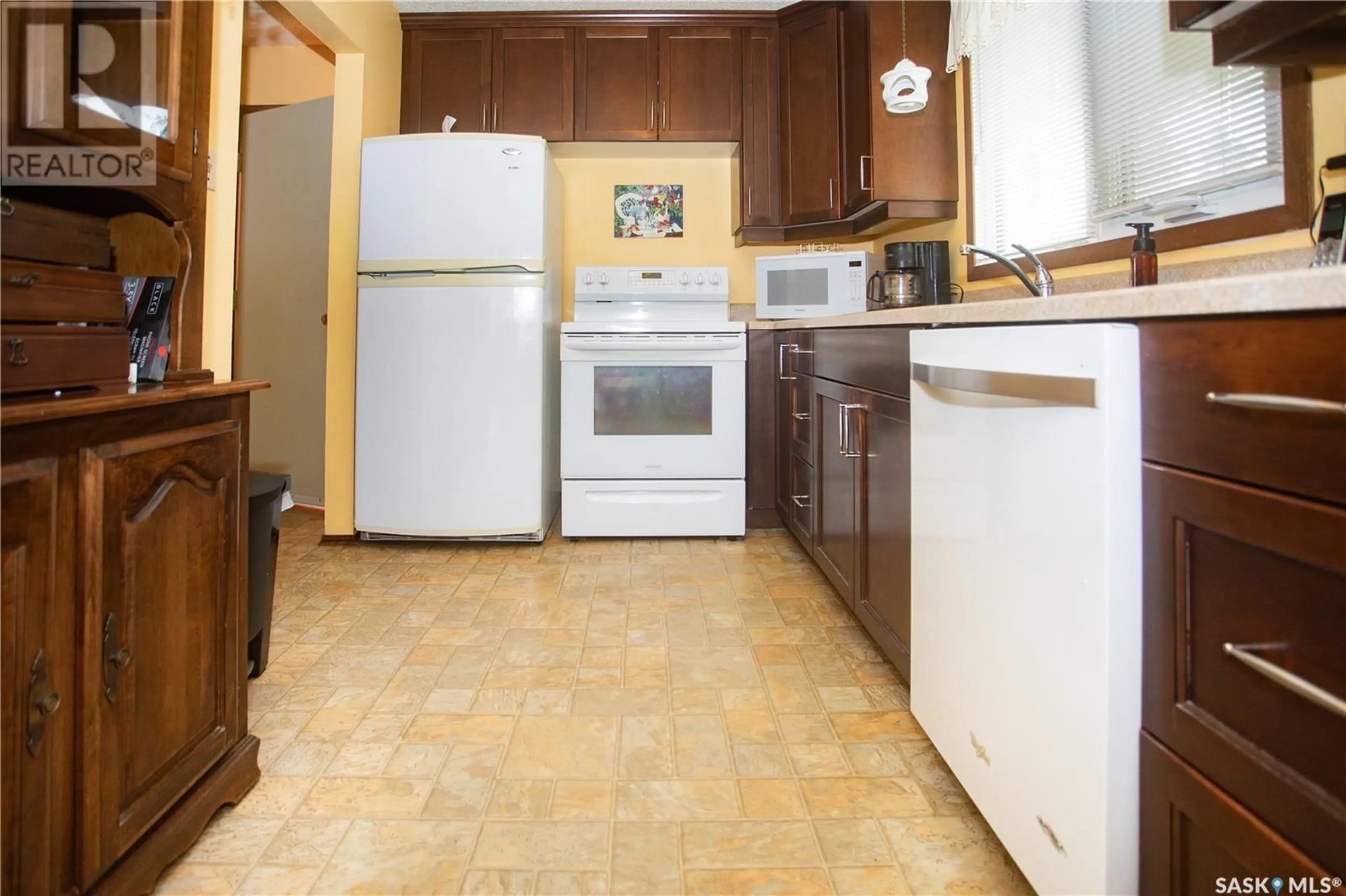 Standard kitchen, ceramic/tile floor for 3509 DIEFENBAKER DRIVE, Saskatoon Saskatchewan S7L4V9