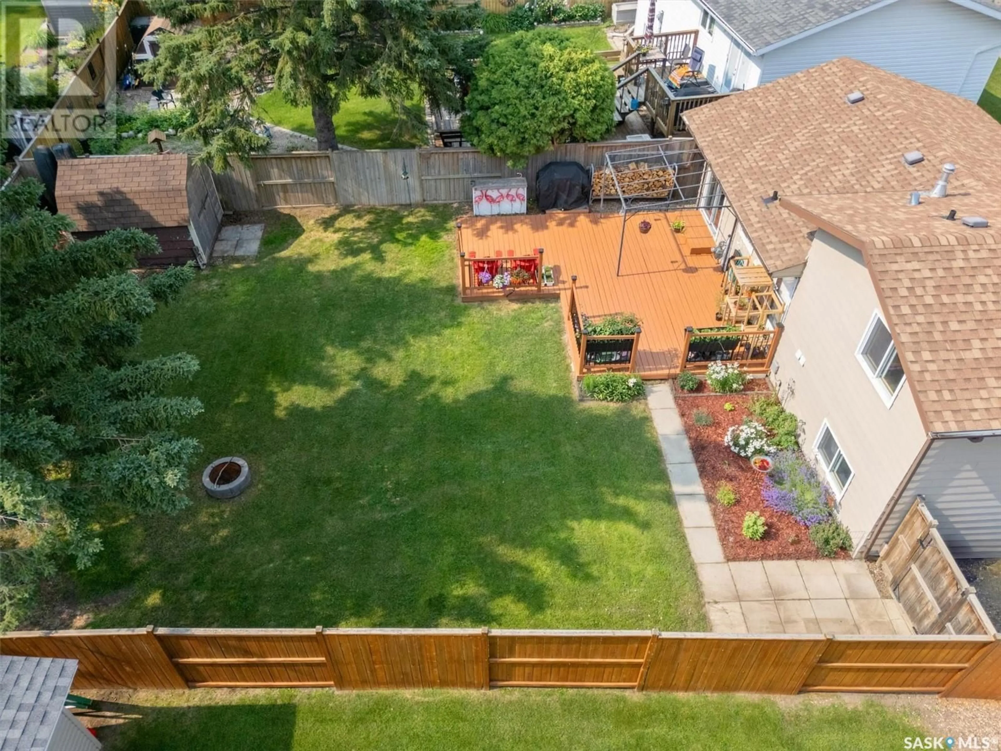 A pic from outside/outdoor area/front of a property/back of a property/a pic from drone, street for 607 PRIEL CRESCENT, Saskatoon Saskatchewan S7M4K9