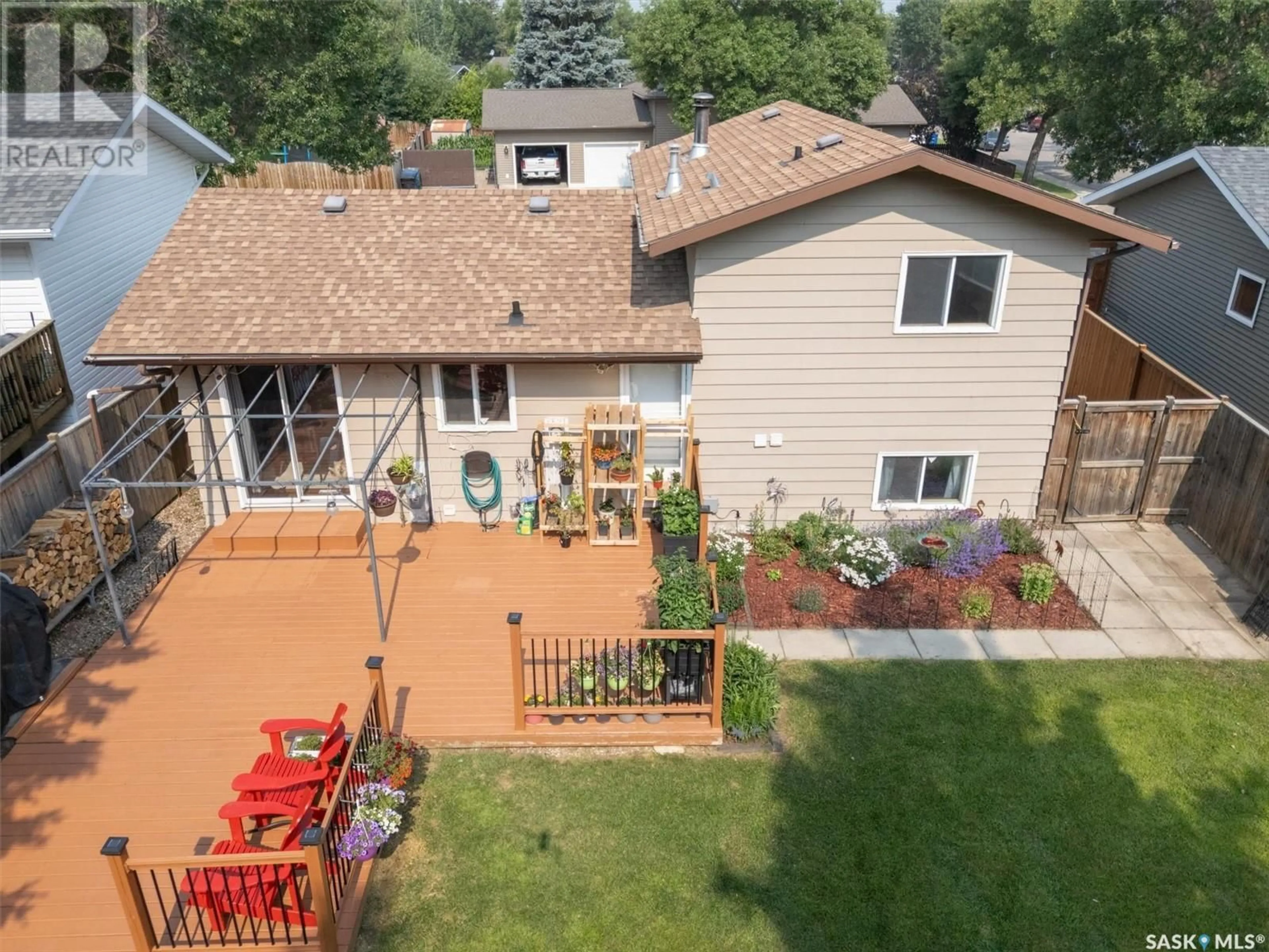 A pic from outside/outdoor area/front of a property/back of a property/a pic from drone, unknown for 607 PRIEL CRESCENT, Saskatoon Saskatchewan S7M4K9