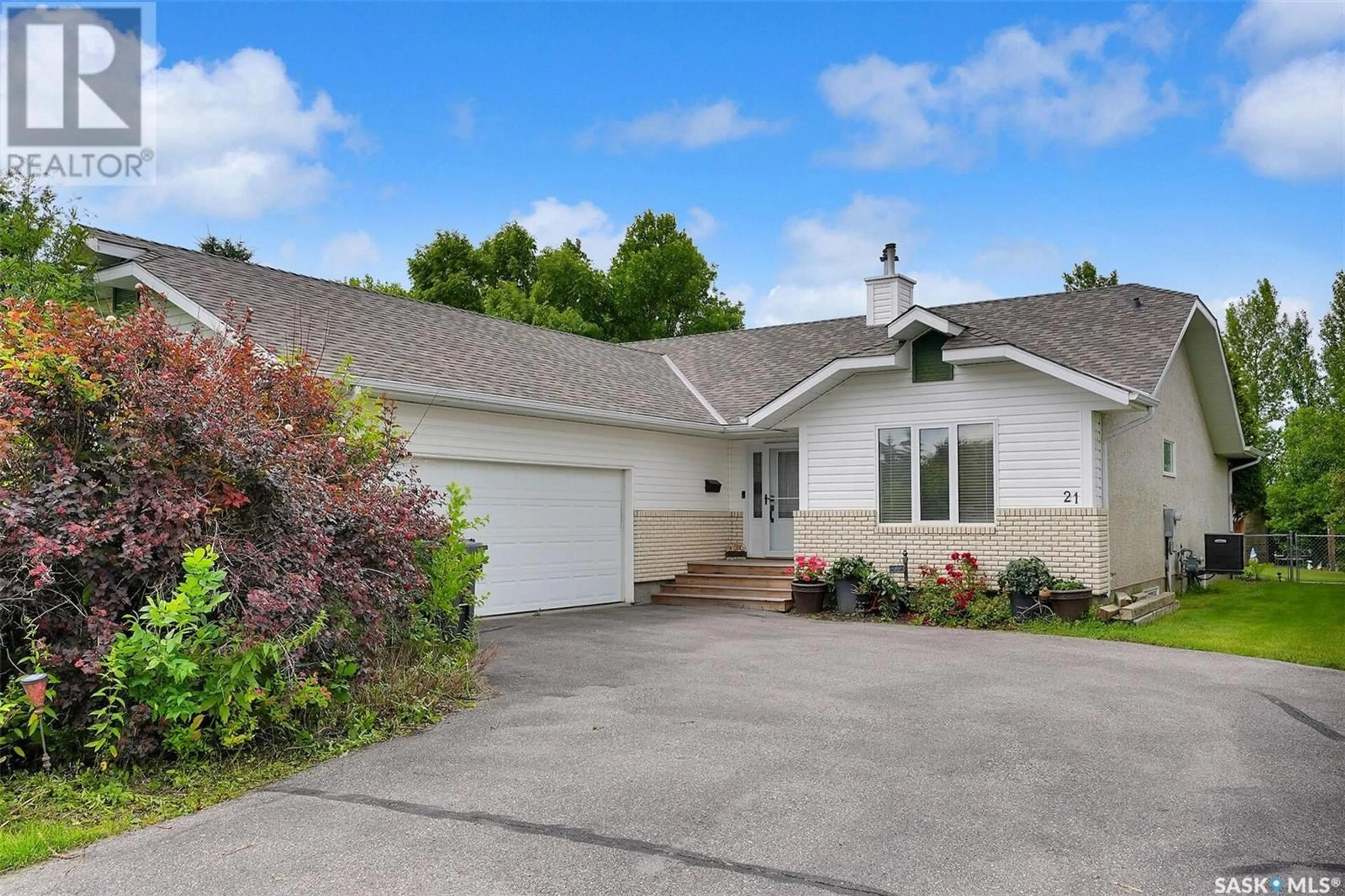 Home with vinyl exterior material, street for 21 PALMER CRESCENT, Emerald Rm No. 277 Saskatchewan S4L1C1