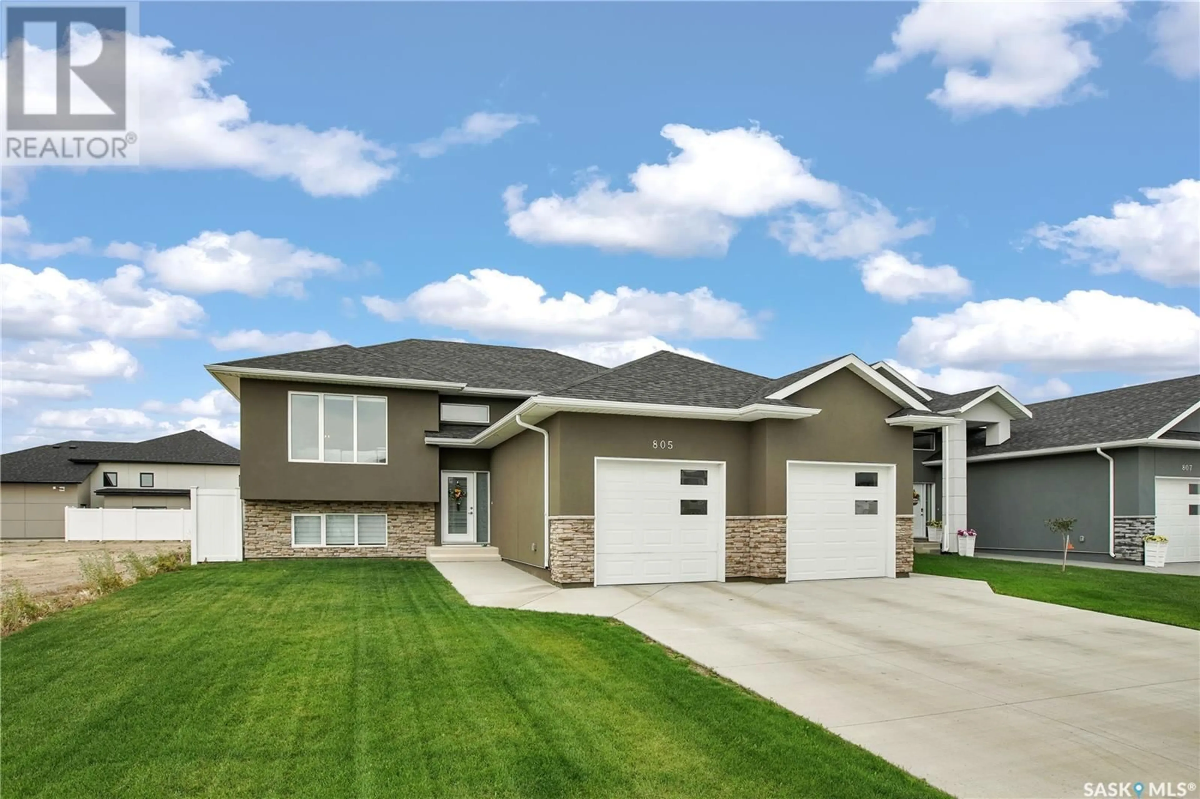 Home with vinyl exterior material, street for 805 1ST AVENUE, Warman Saskatchewan S0K4S5