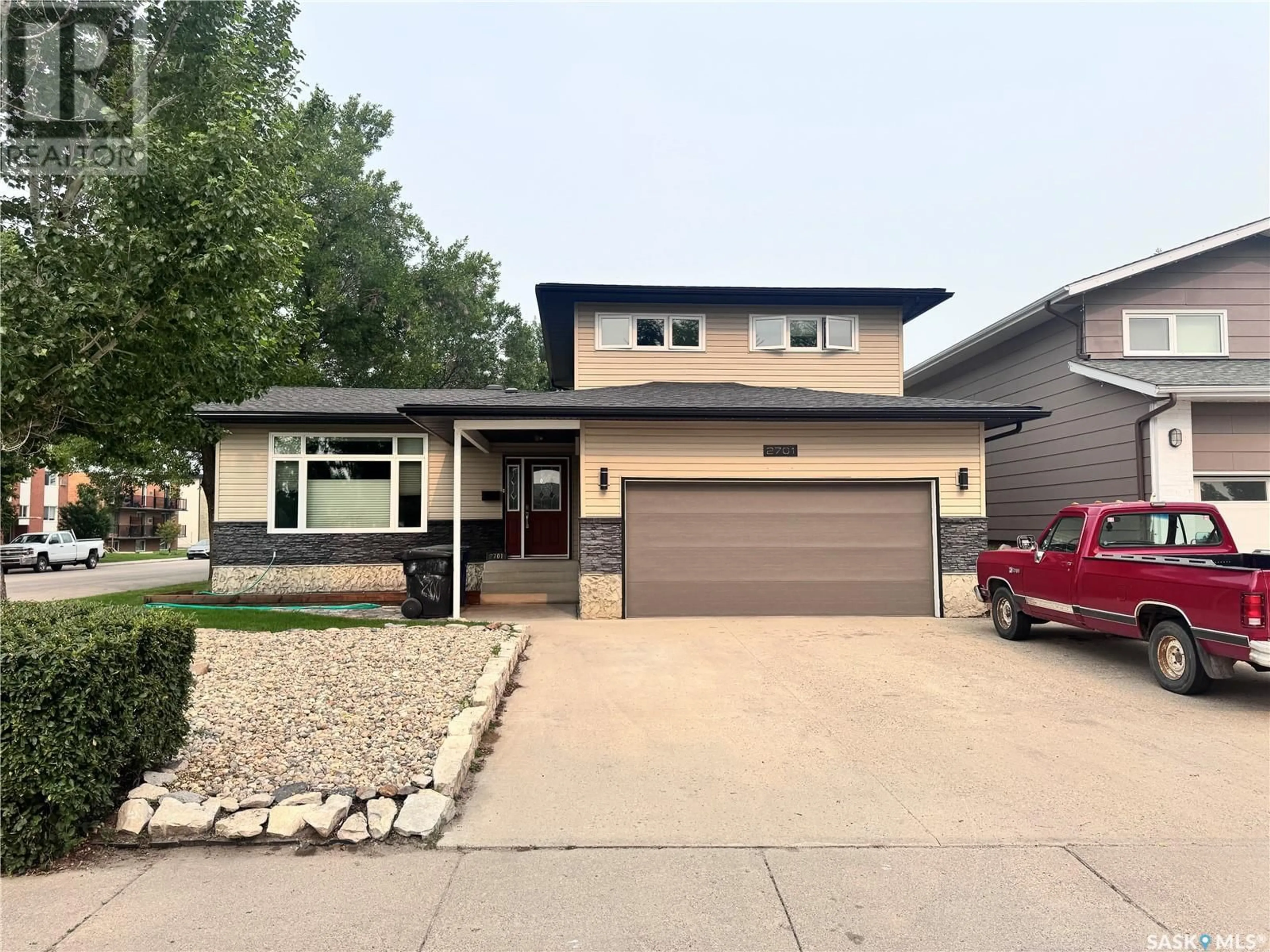 Home with vinyl exterior material, street for 2701 EASTVIEW, Saskatoon Saskatchewan S7J2J9