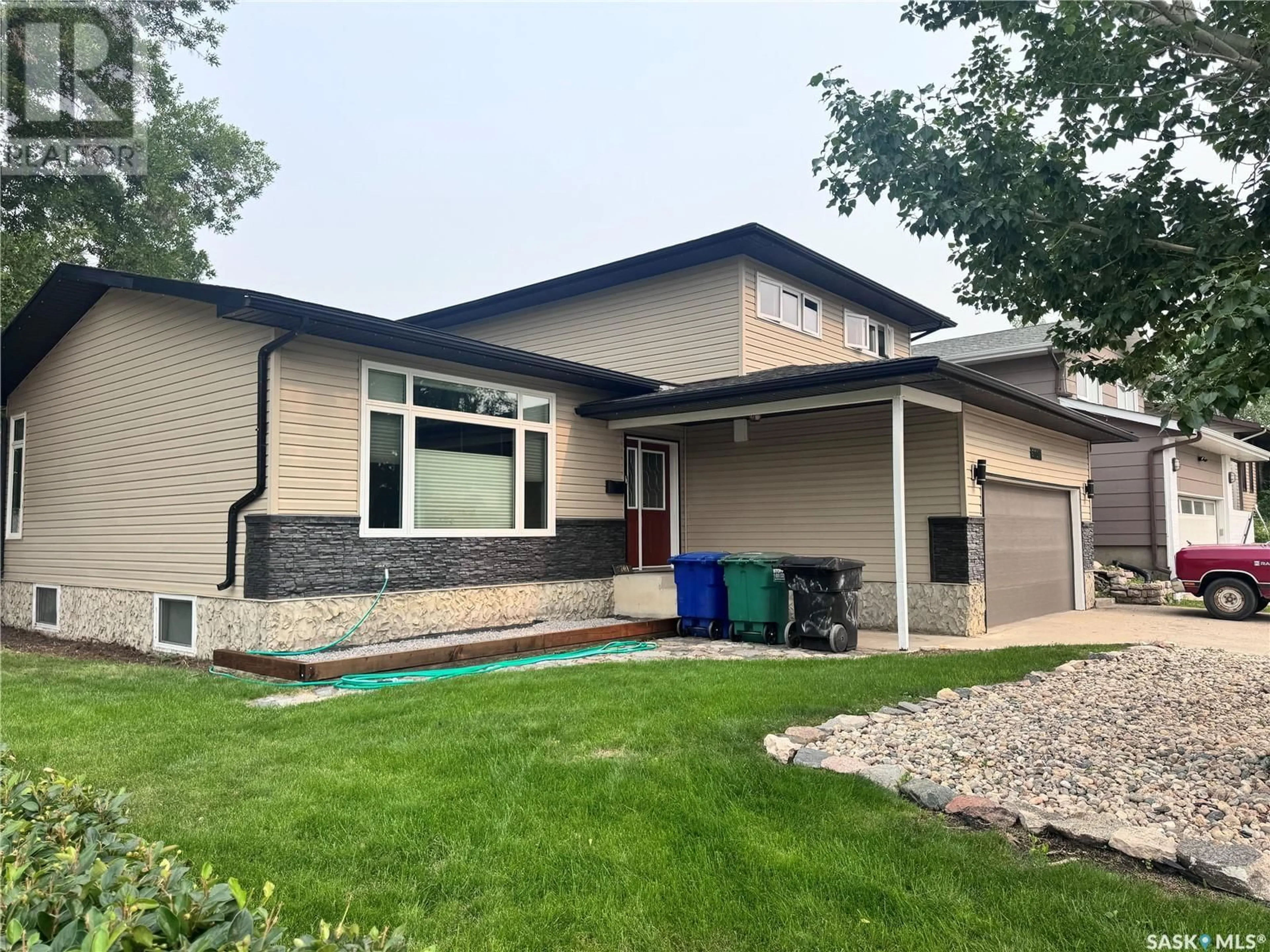 Home with vinyl exterior material, street for 2701 EASTVIEW, Saskatoon Saskatchewan S7J2J9