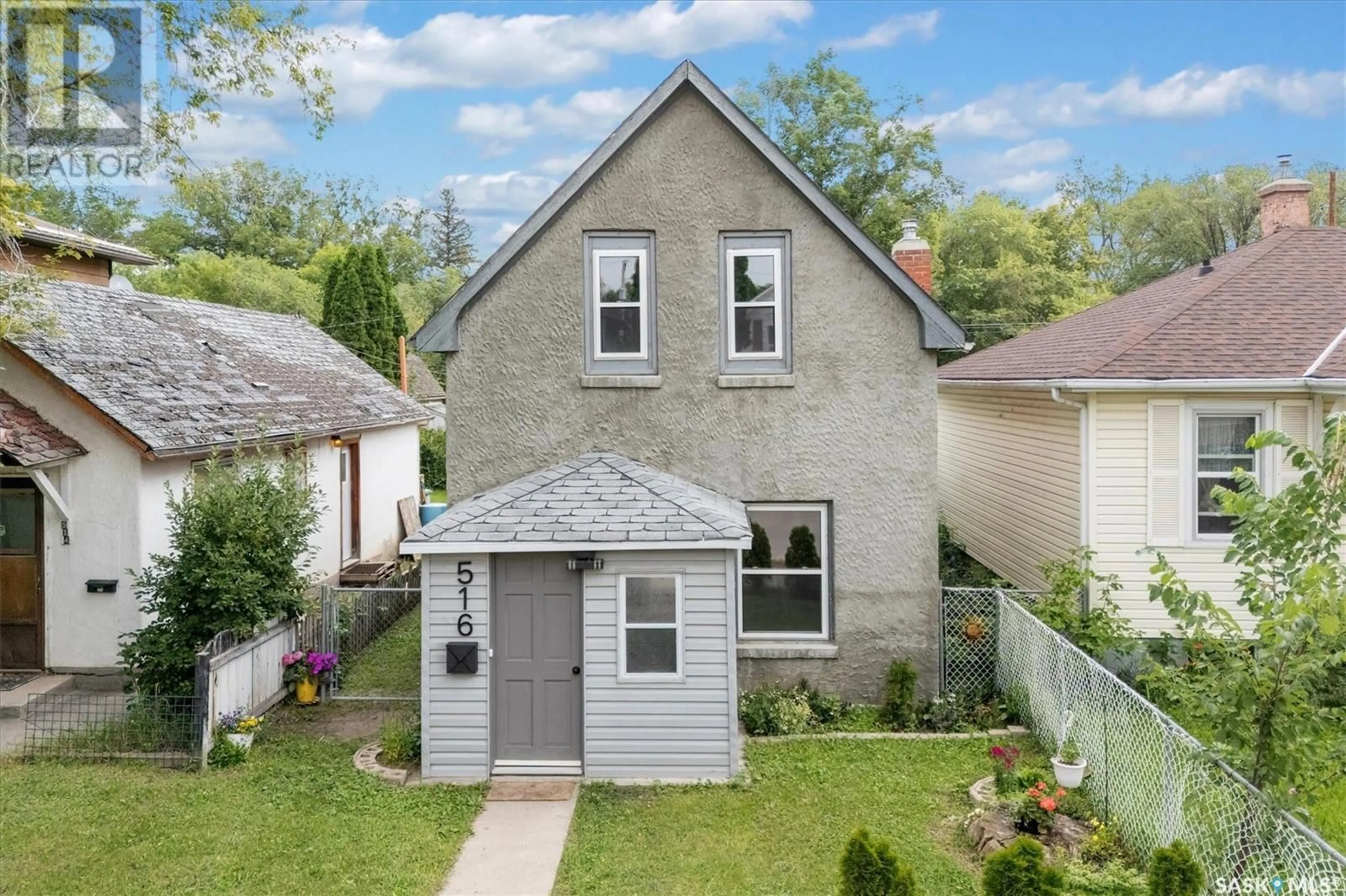 A pic from outside/outdoor area/front of a property/back of a property/a pic from drone, street for 516 F AVENUE, Saskatoon Saskatchewan S7M1T7