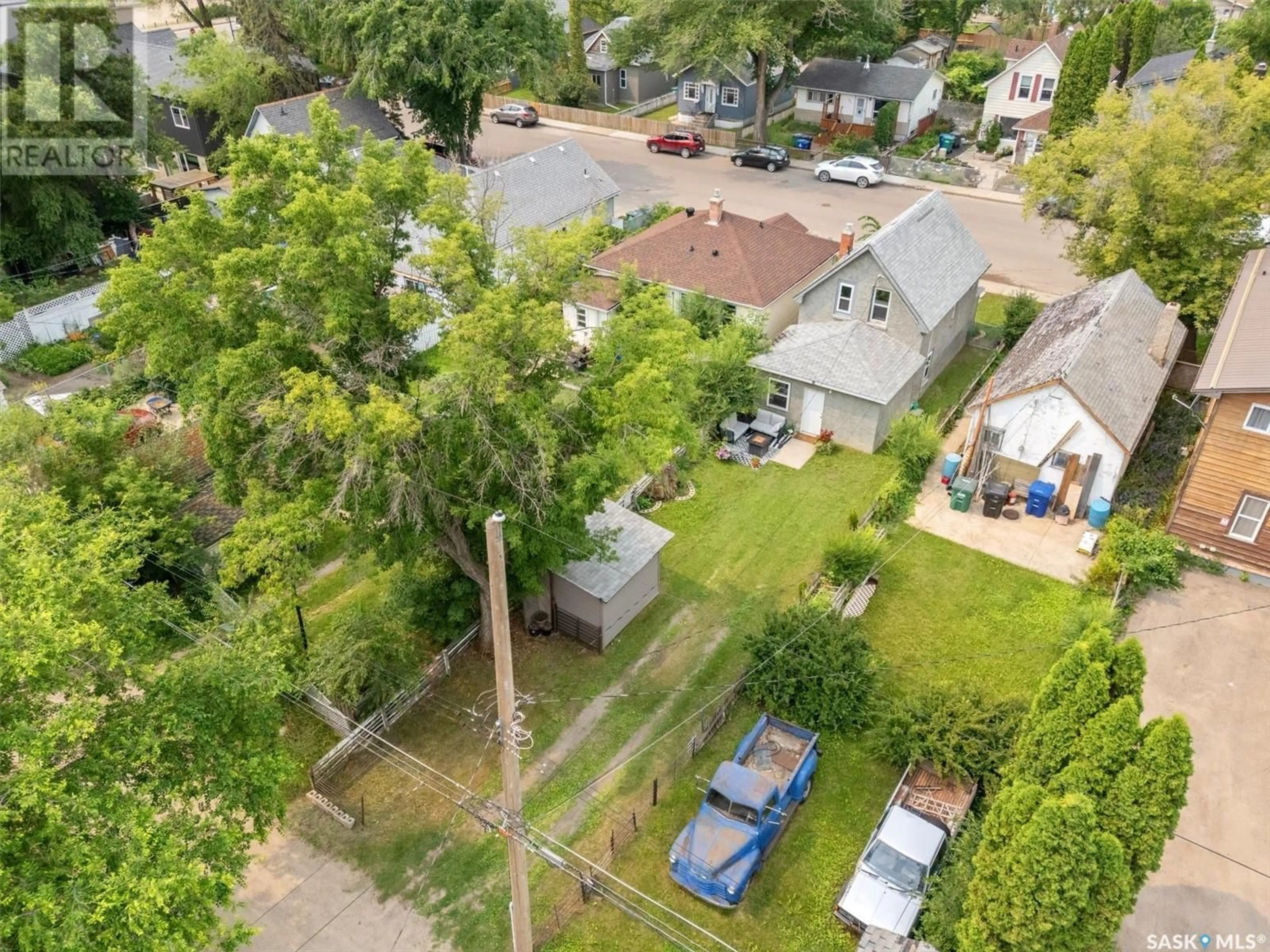 A pic from outside/outdoor area/front of a property/back of a property/a pic from drone, street for 516 F AVENUE, Saskatoon Saskatchewan S7M1T7