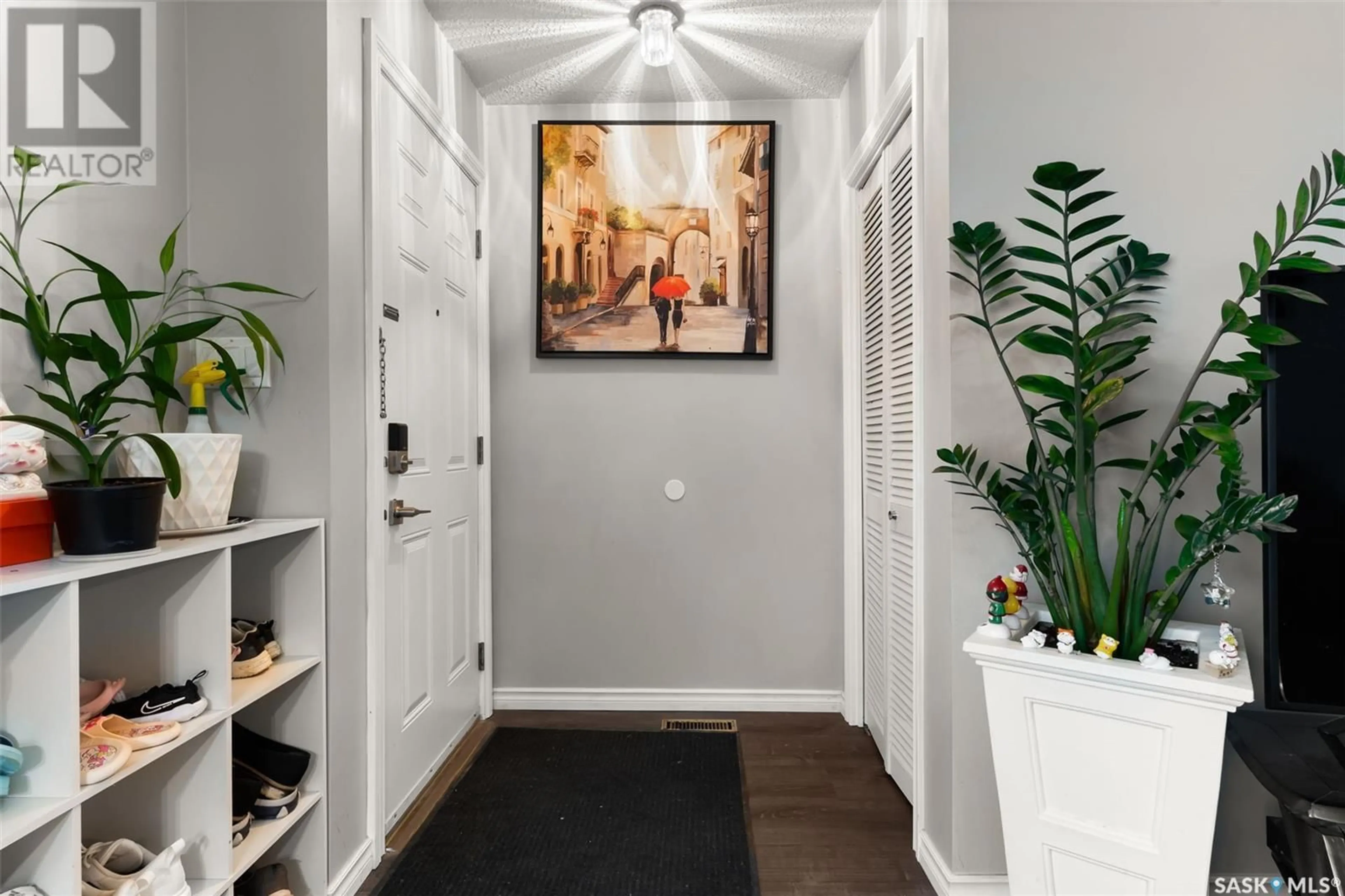 Indoor entryway for 430 ST JOHN STREET, Regina Saskatchewan S4R1R3