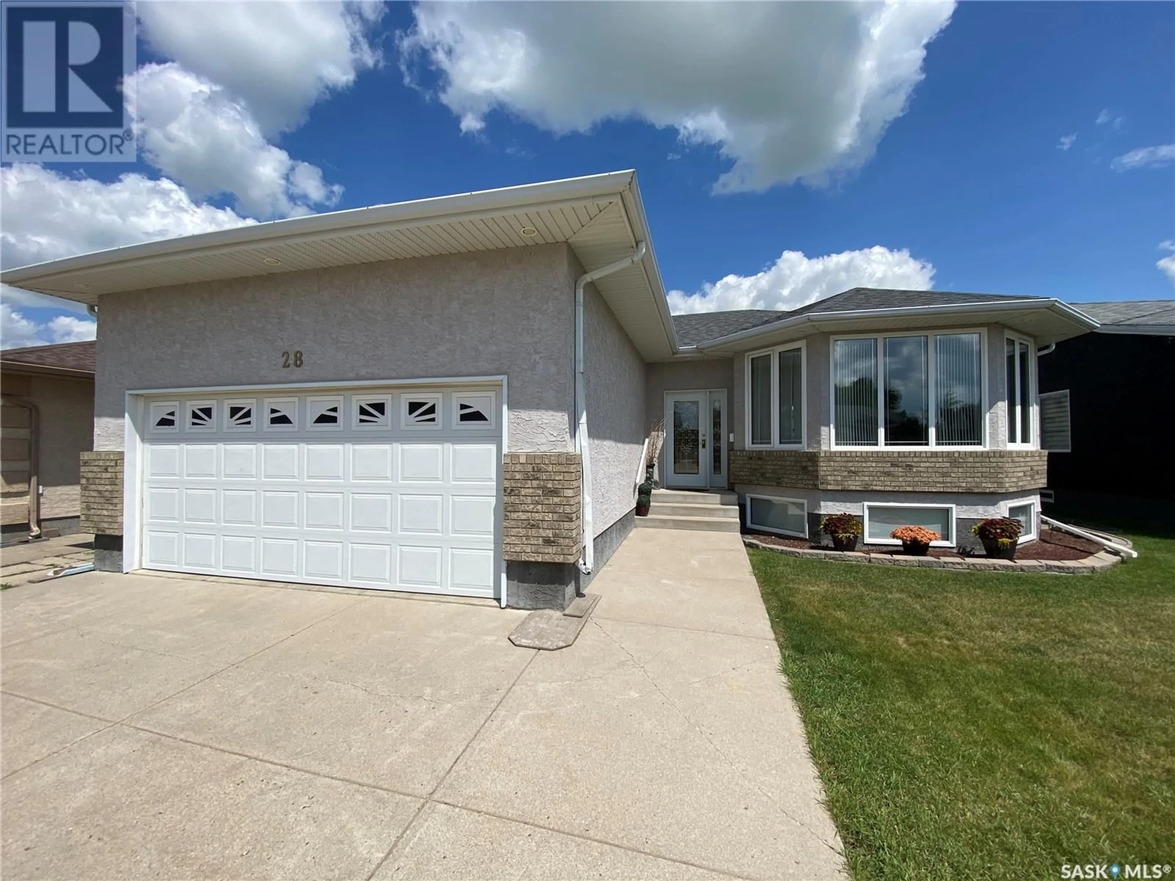 Home with vinyl exterior material, street for 28 WYNN PLACE, Yorkton Saskatchewan S3N4A3