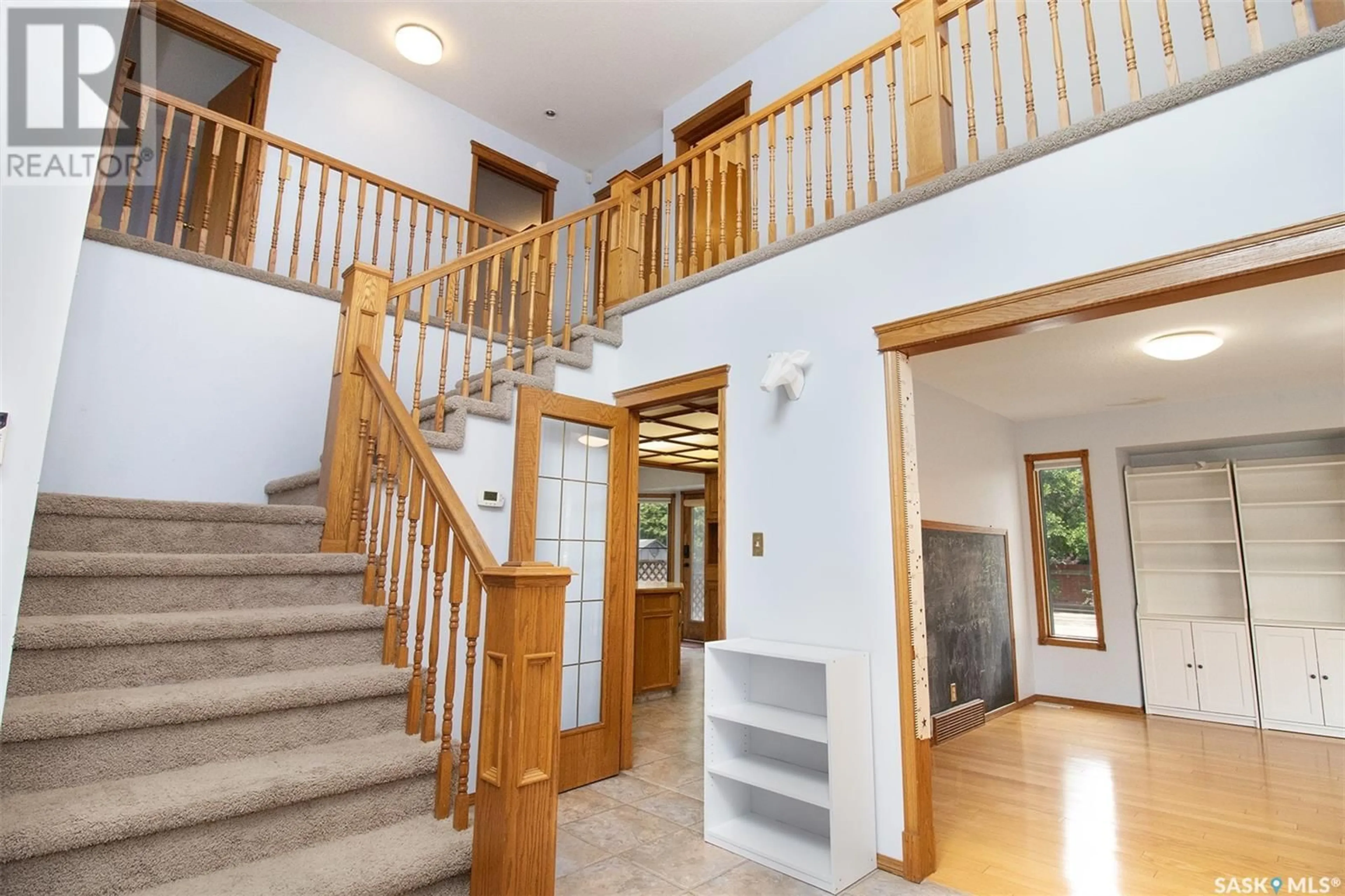 Indoor foyer for 1438 WASCANA HIGHLANDS, Regina Saskatchewan S4V2K5