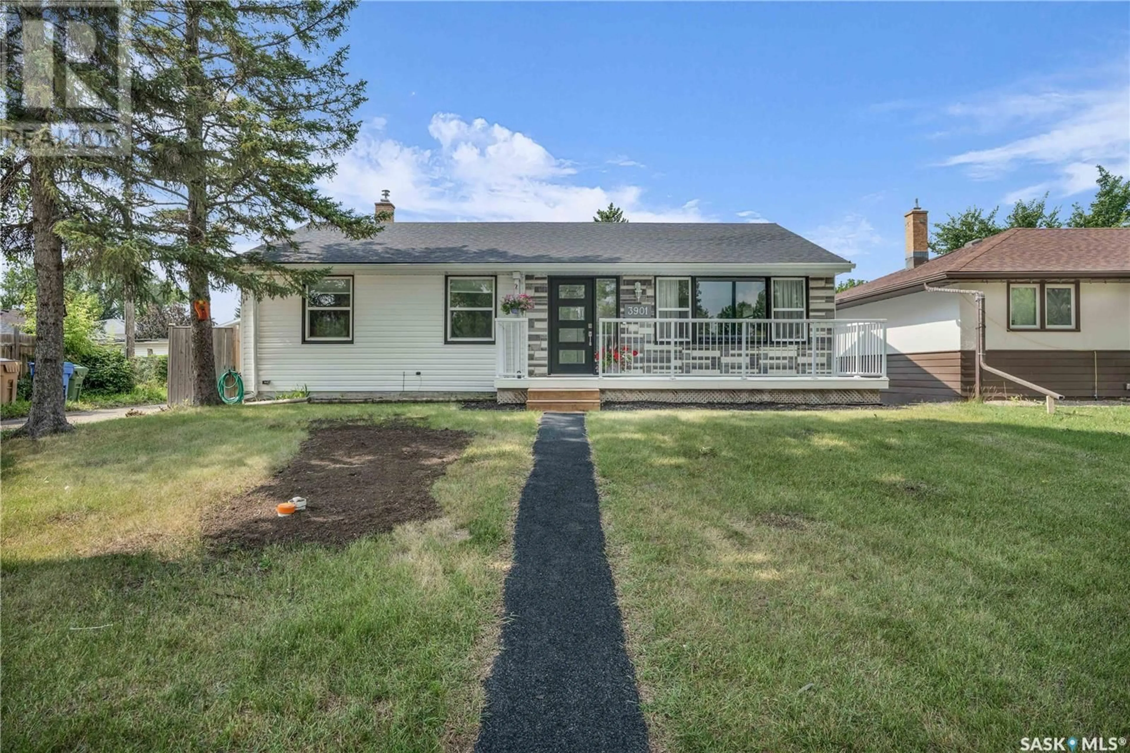Home with vinyl exterior material, street for 3901 QU'APPELLE DRIVE, Regina Saskatchewan S4S0E1