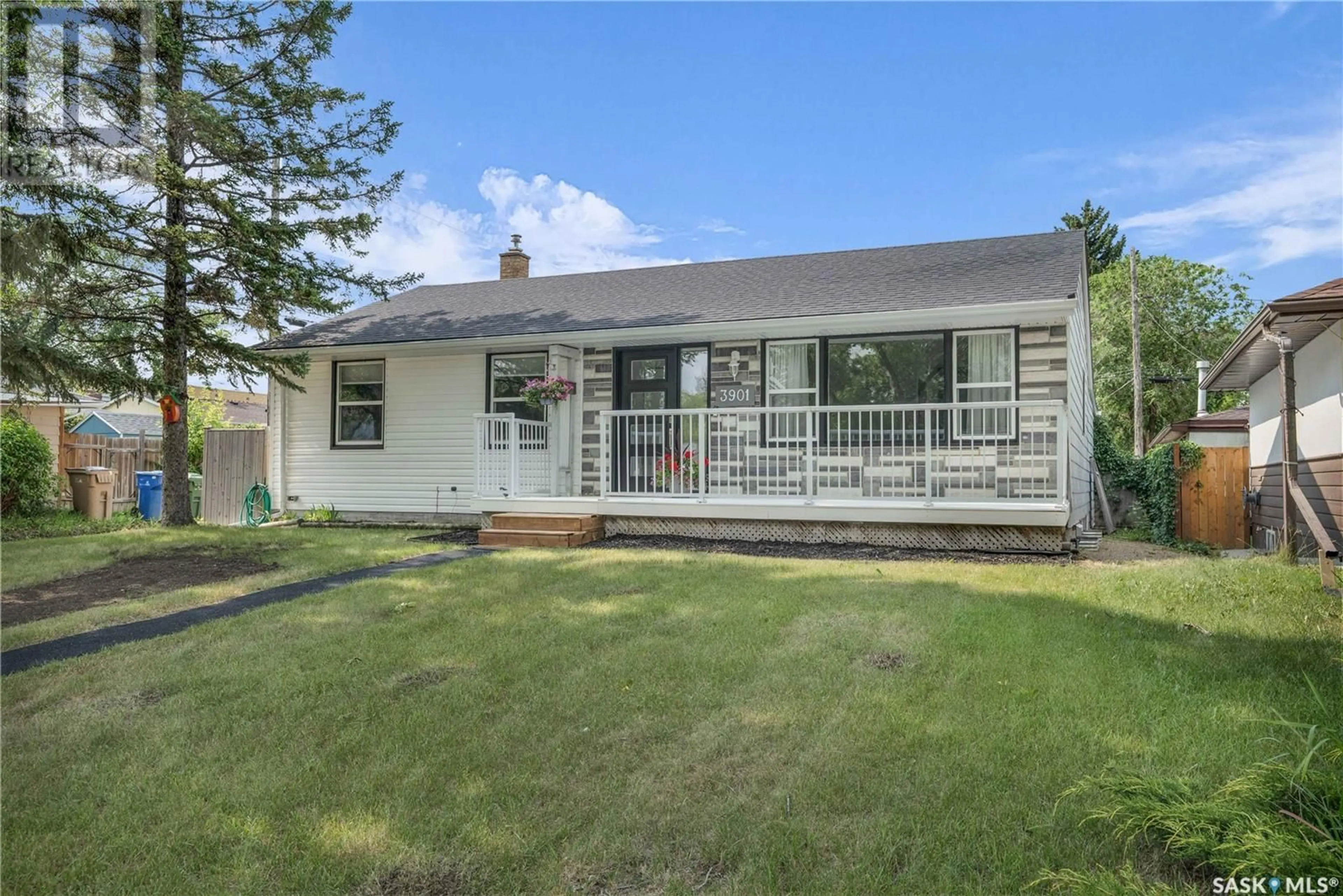 Home with vinyl exterior material, street for 3901 QU'APPELLE DRIVE, Regina Saskatchewan S4S0E1