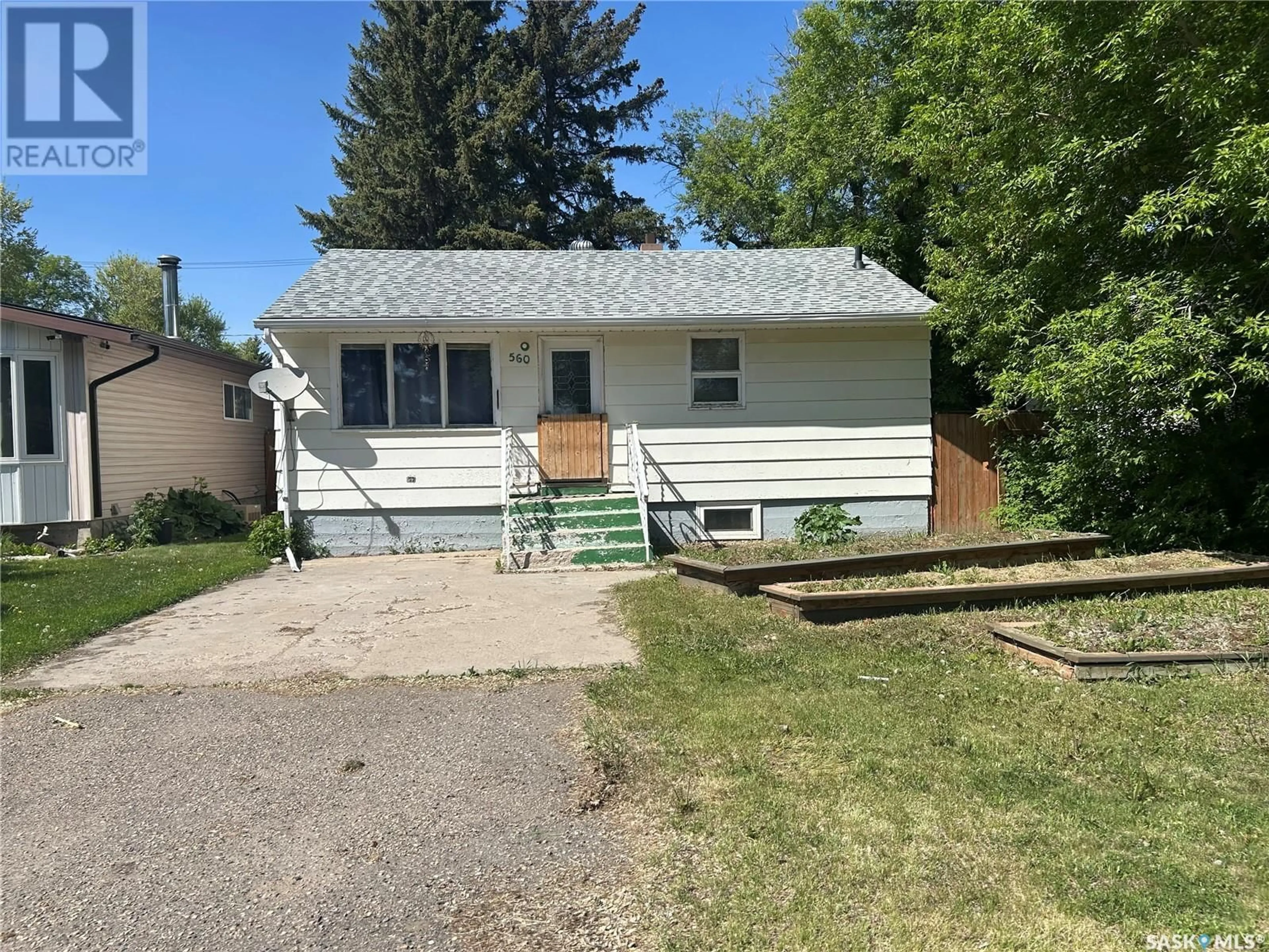 Home with vinyl exterior material, street for 560 BROADWAY STREET, Fort Qu'Appelle Saskatchewan S0G1S0