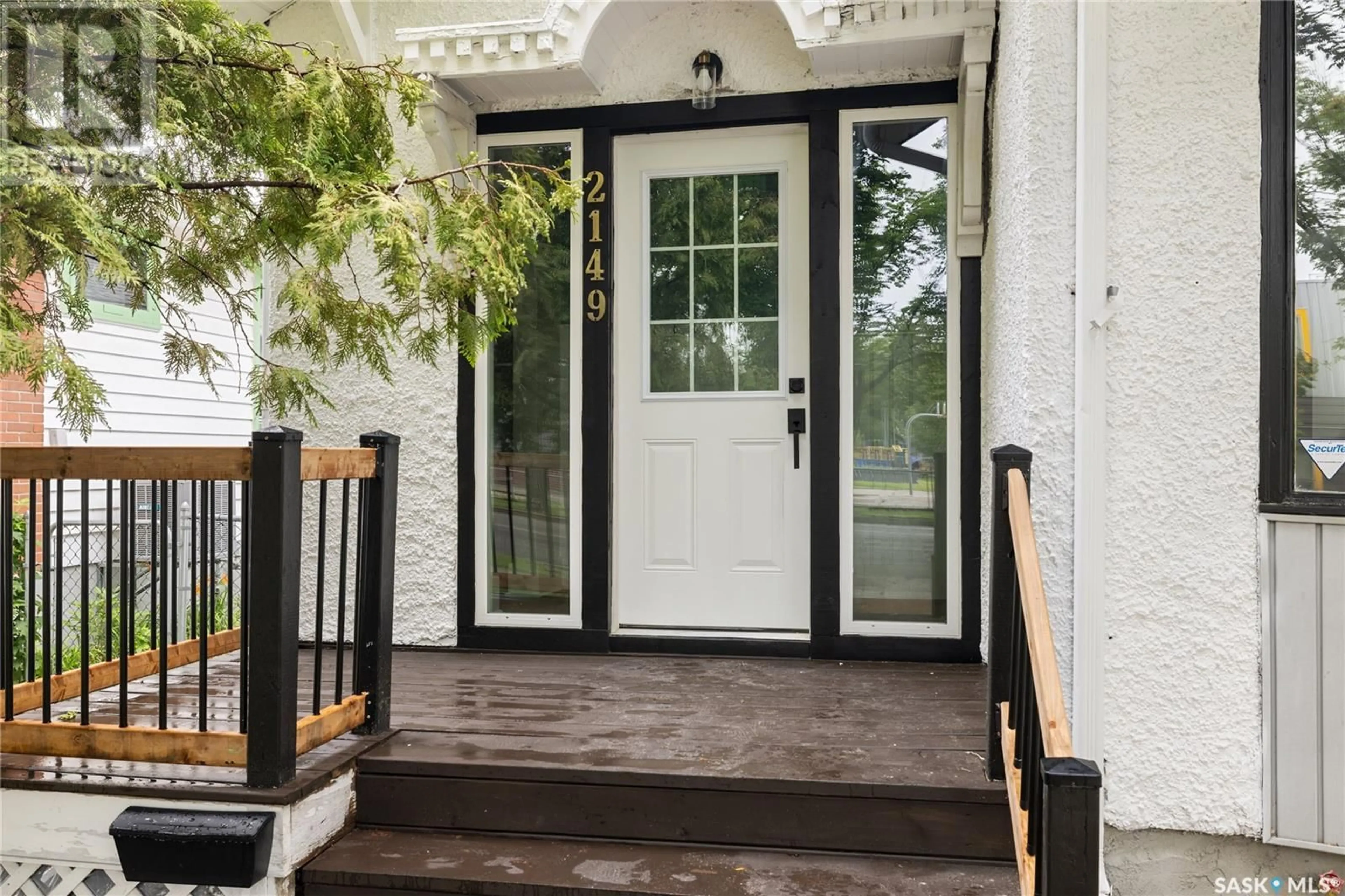 Indoor entryway for 2149 ELPHINSTONE STREET, Regina Saskatchewan S4T3N7