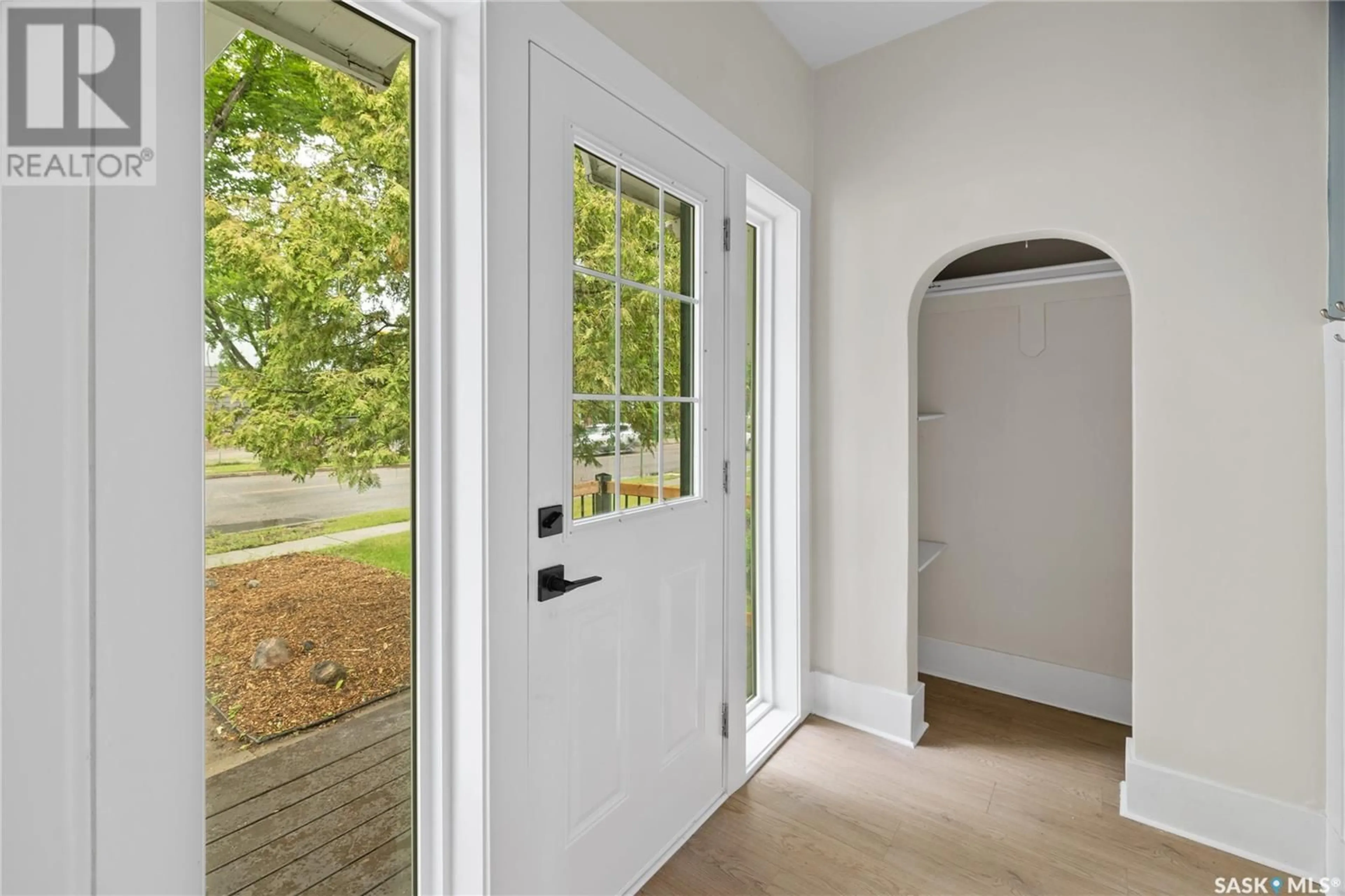 Indoor entryway for 2149 ELPHINSTONE STREET, Regina Saskatchewan S4T3N7