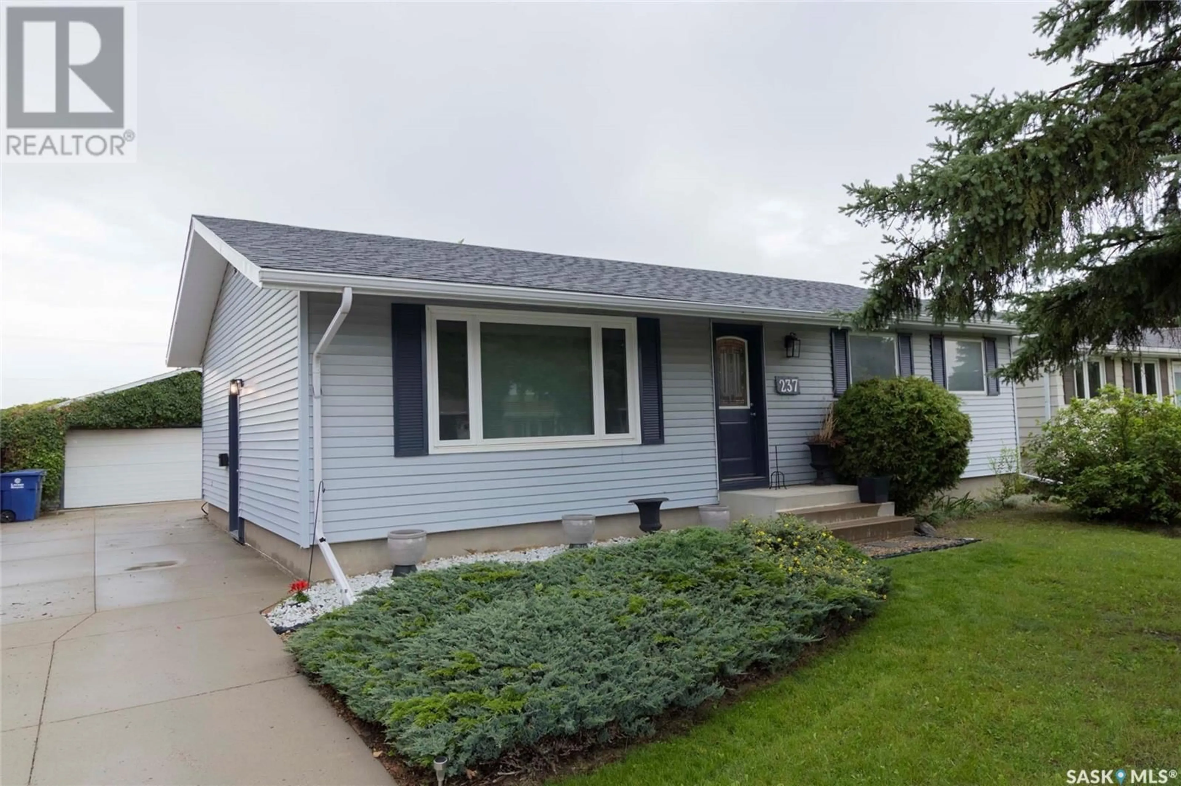 Home with vinyl exterior material, street for 237 GUELPH CRESCENT, Saskatoon Saskatchewan S7H4P9