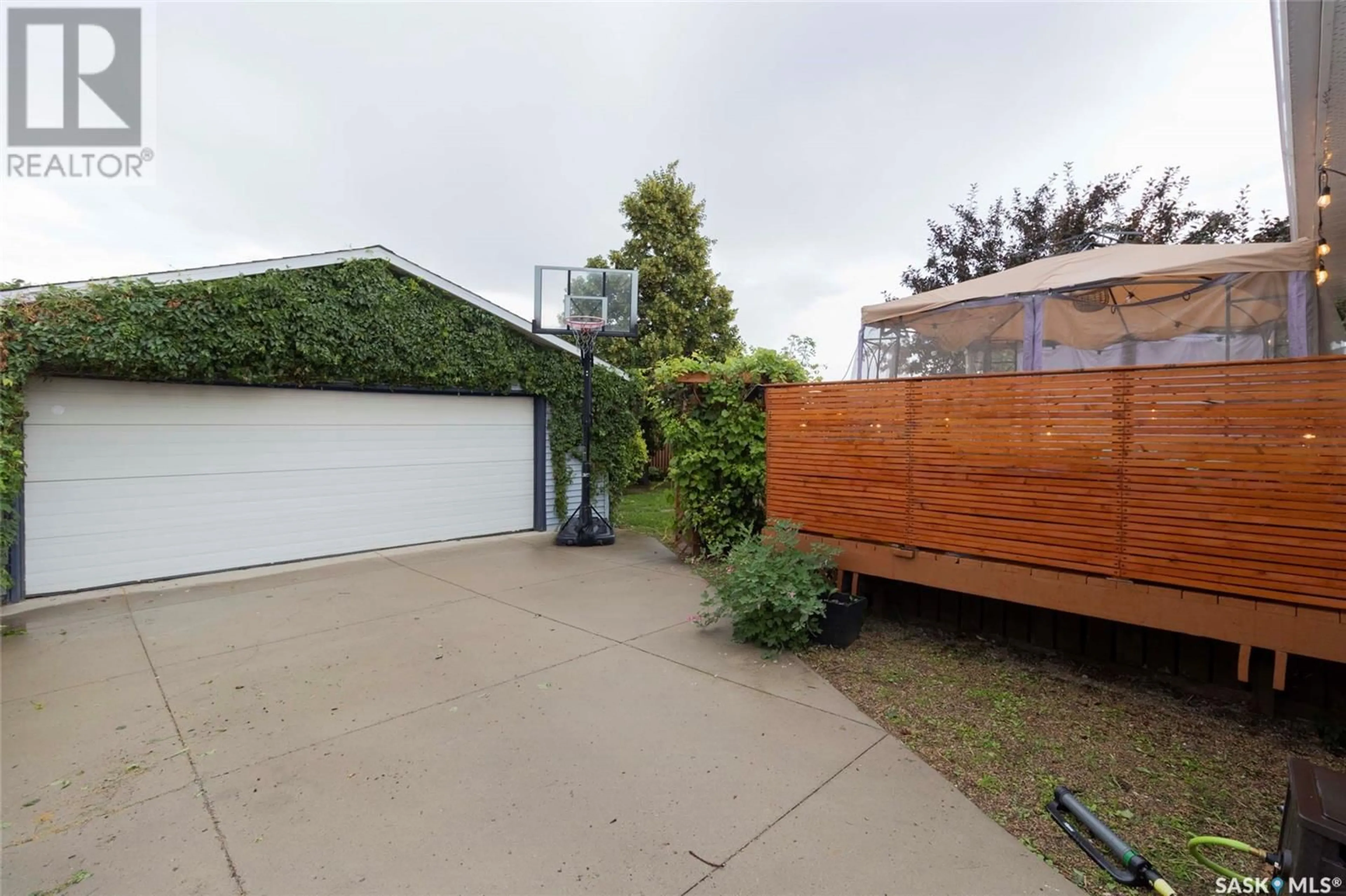 A pic from outside/outdoor area/front of a property/back of a property/a pic from drone, street for 237 GUELPH CRESCENT, Saskatoon Saskatchewan S7H4P9
