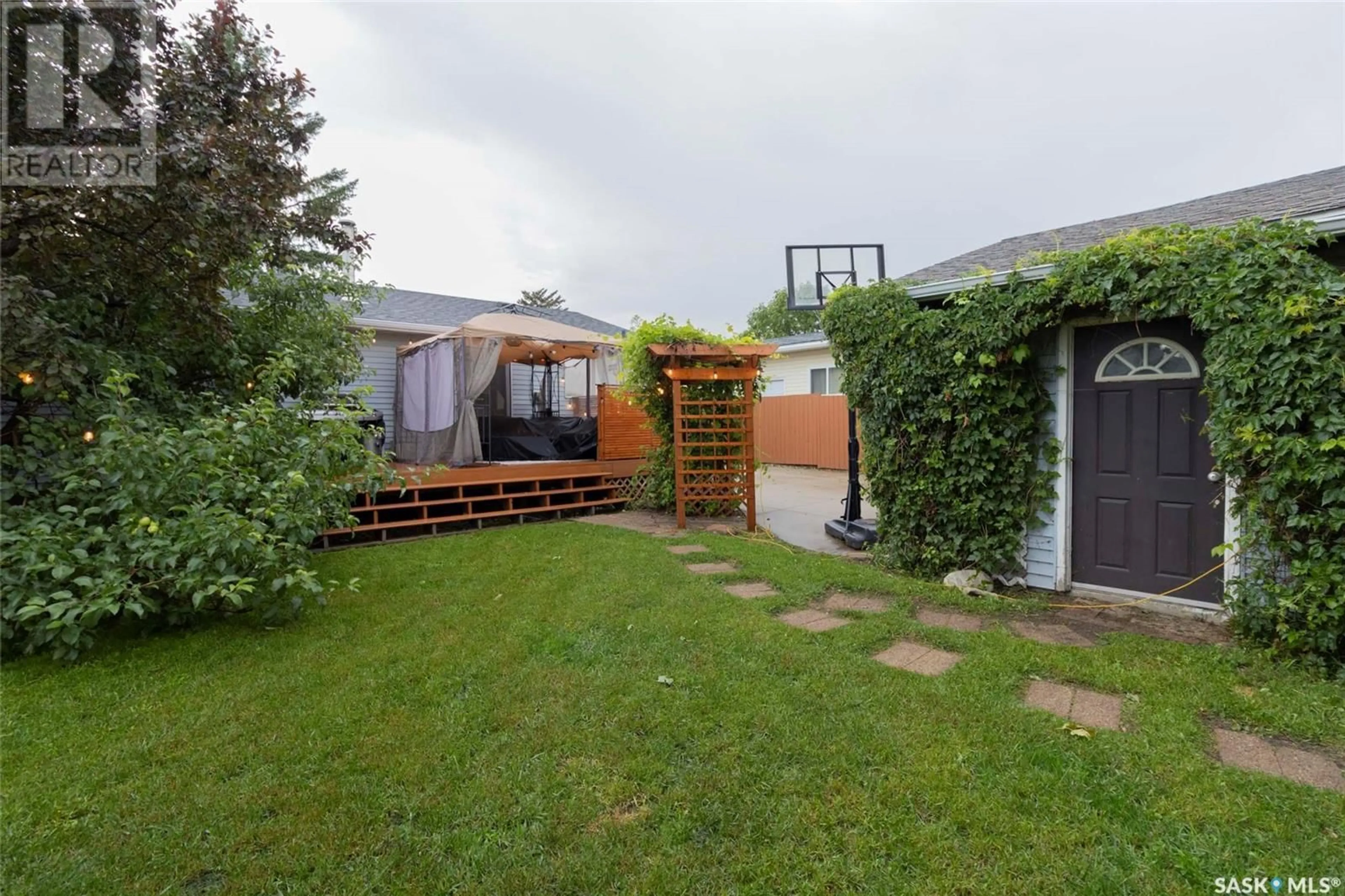 Patio, street for 237 GUELPH CRESCENT, Saskatoon Saskatchewan S7H4P9
