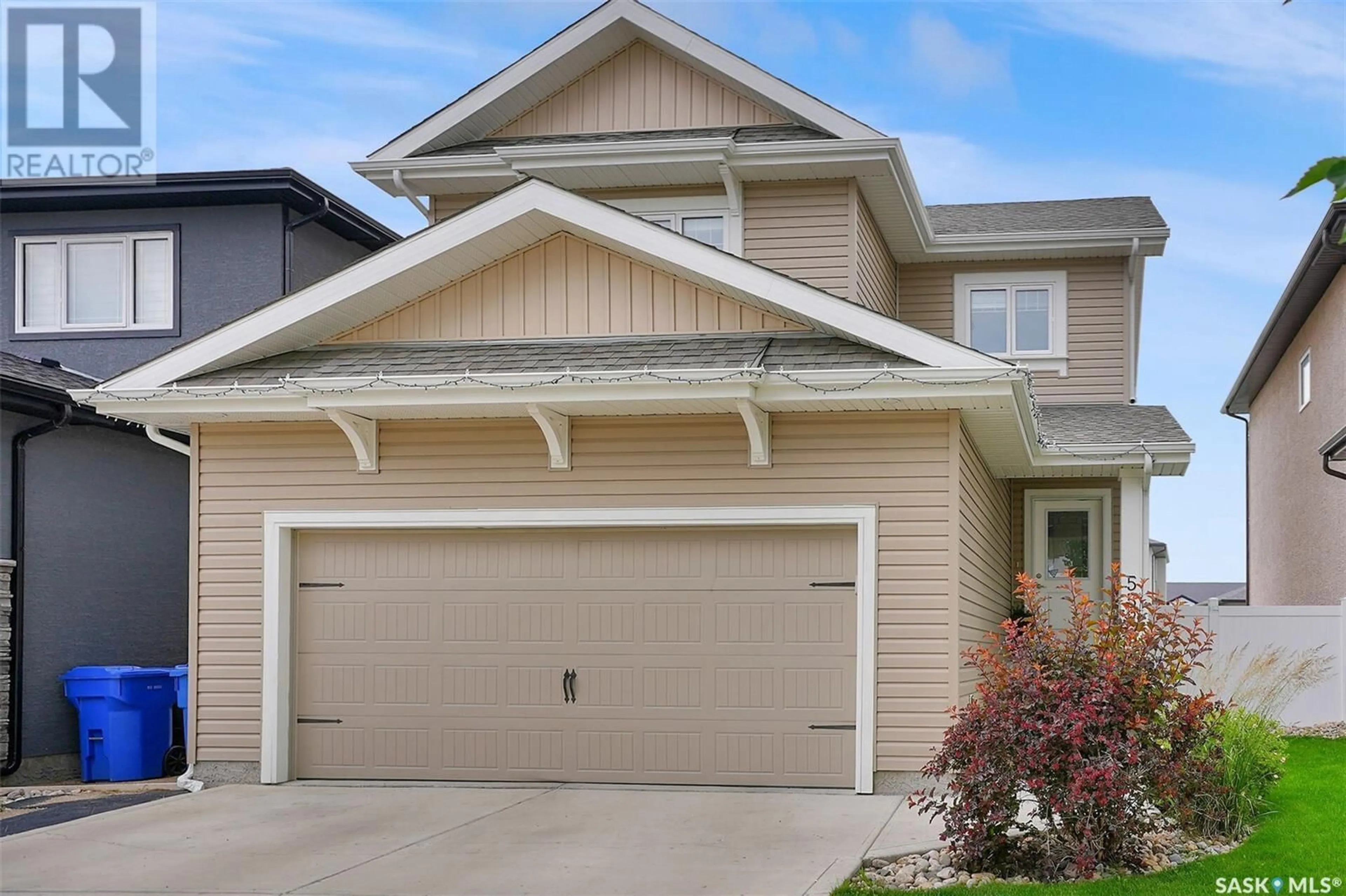 Home with vinyl exterior material, street for 5528 NORSEMAN CRESCENT, Regina Saskatchewan S4W0J8