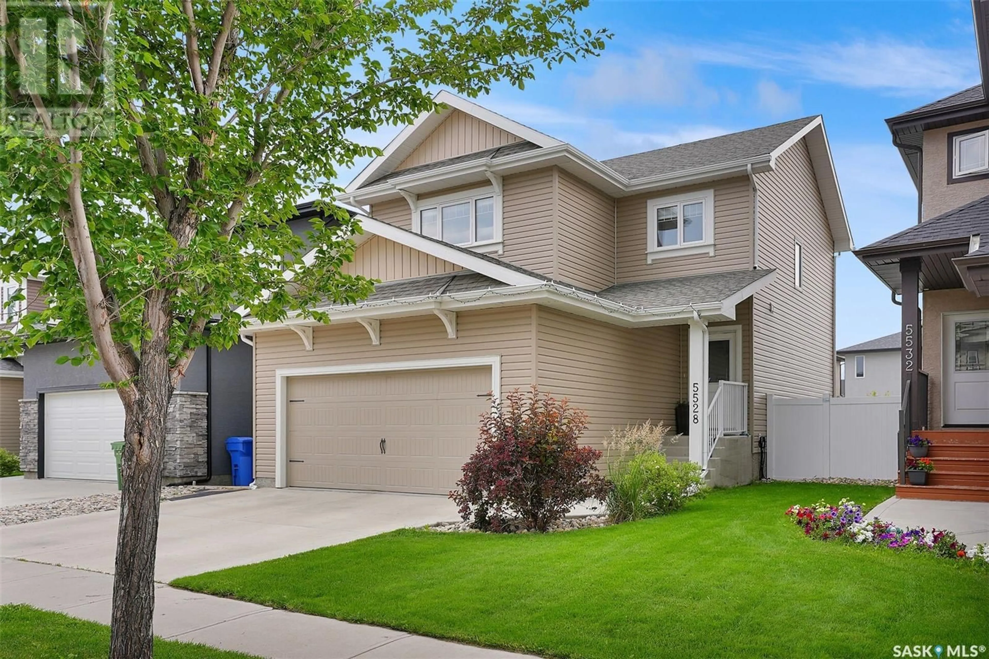 Home with vinyl exterior material, street for 5528 NORSEMAN CRESCENT, Regina Saskatchewan S4W0J8