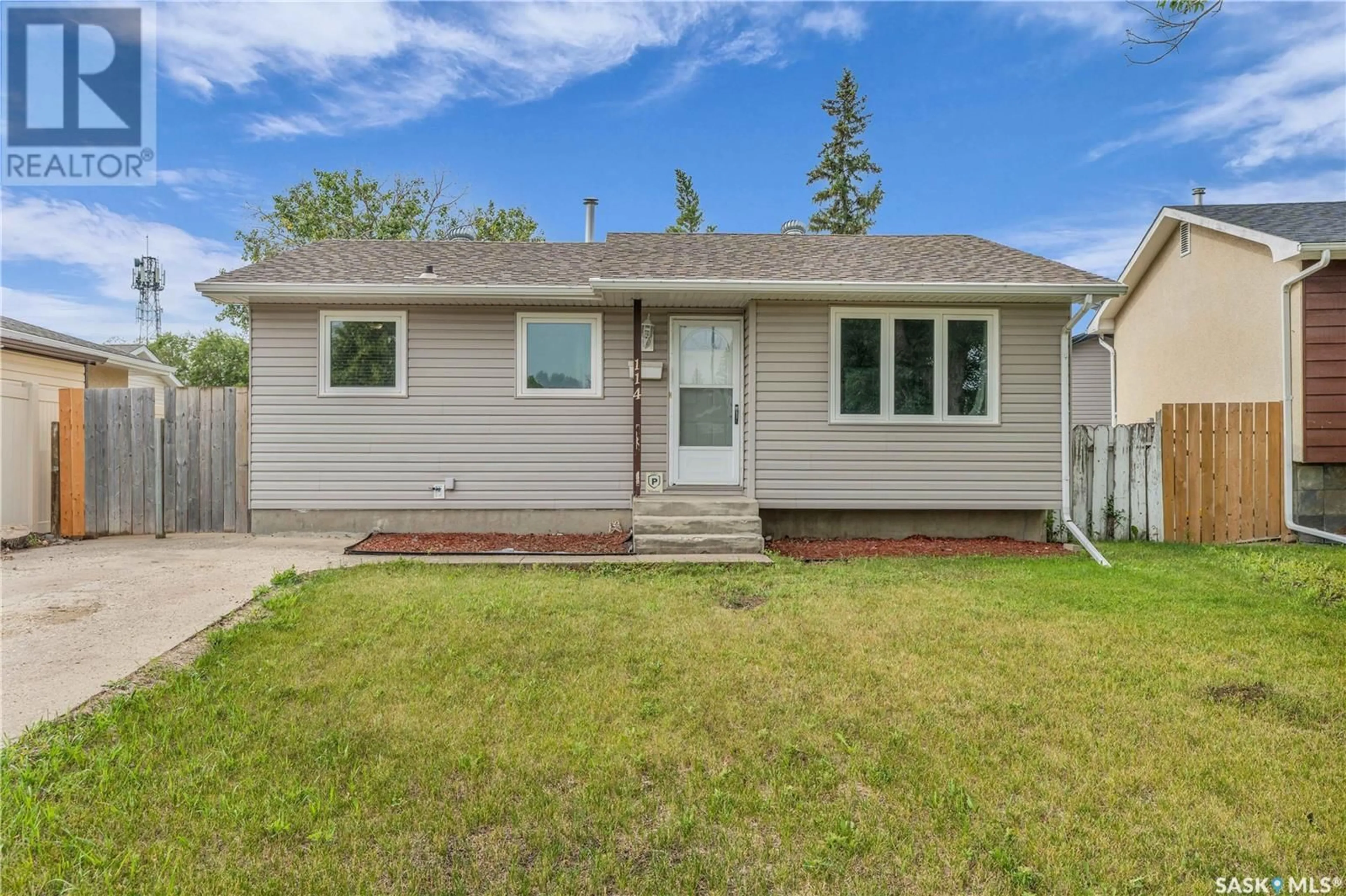 Home with vinyl exterior material, street for 114 FORSYTH CRESCENT, Regina Saskatchewan S4R5L7