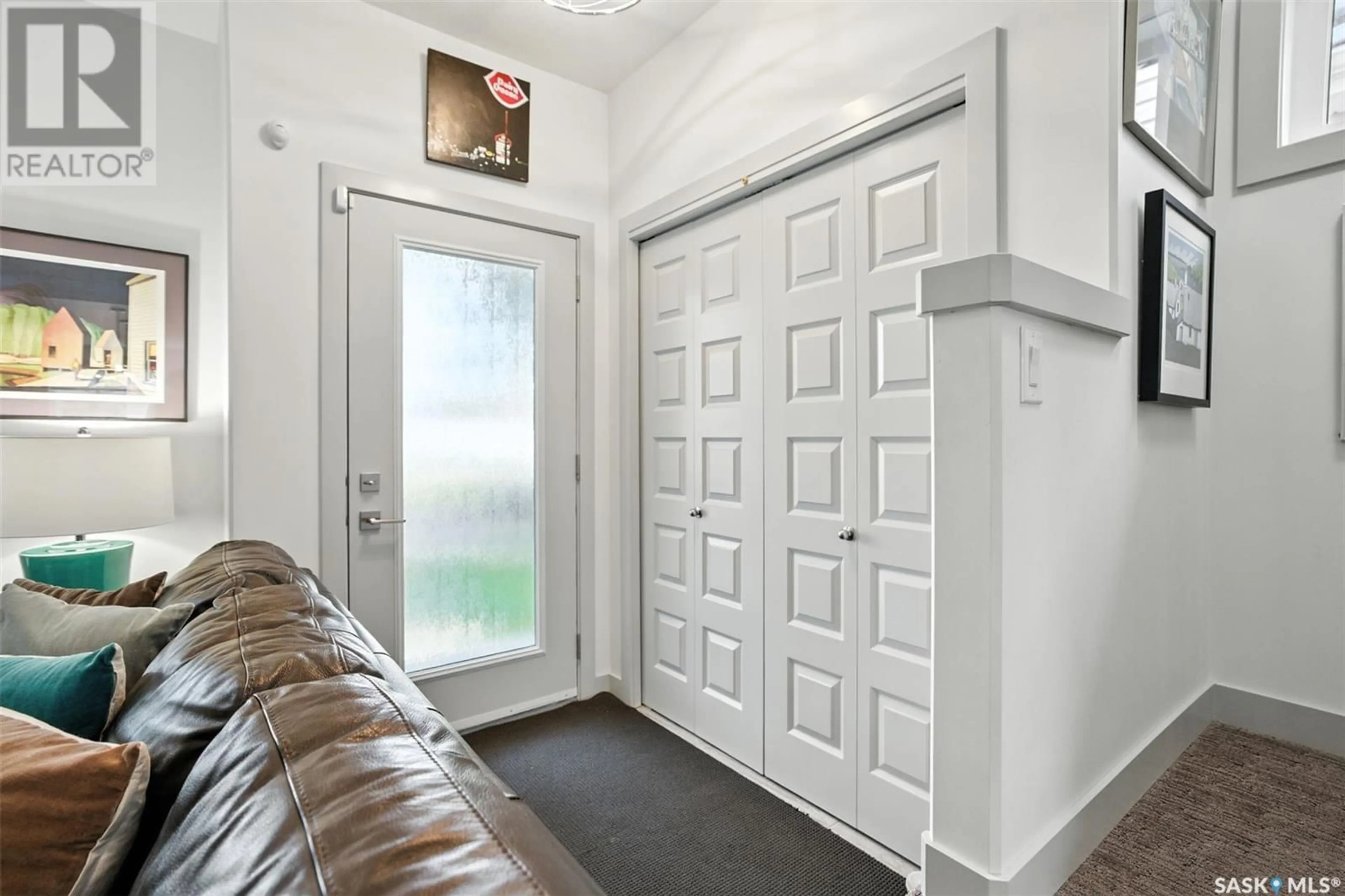 Indoor entryway for 324 2ND STREET, Saskatoon Saskatchewan S7H1N8