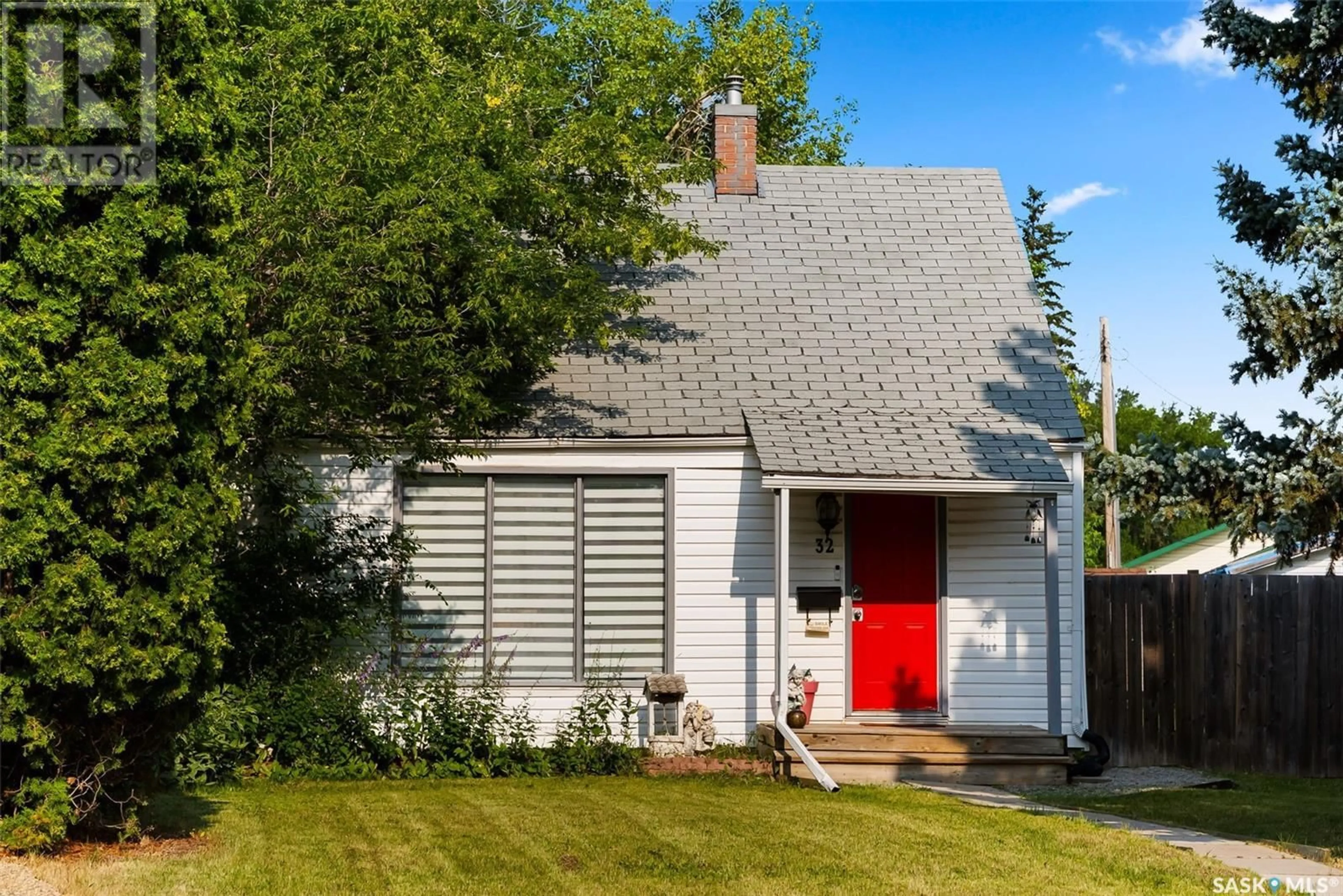 Home with vinyl exterior material, street for 32 MERRITT CRESCENT, Regina Saskatchewan S4T5Y2