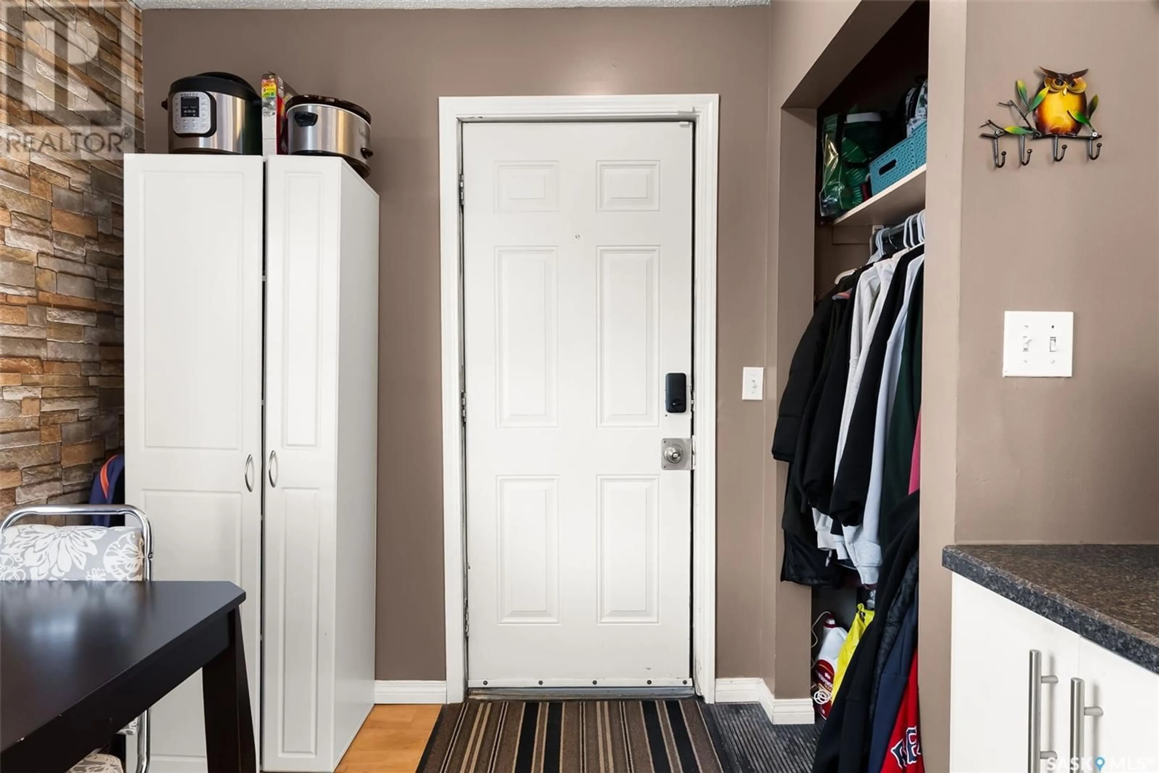 Indoor entryway for 32 MERRITT CRESCENT, Regina Saskatchewan S4T5Y2
