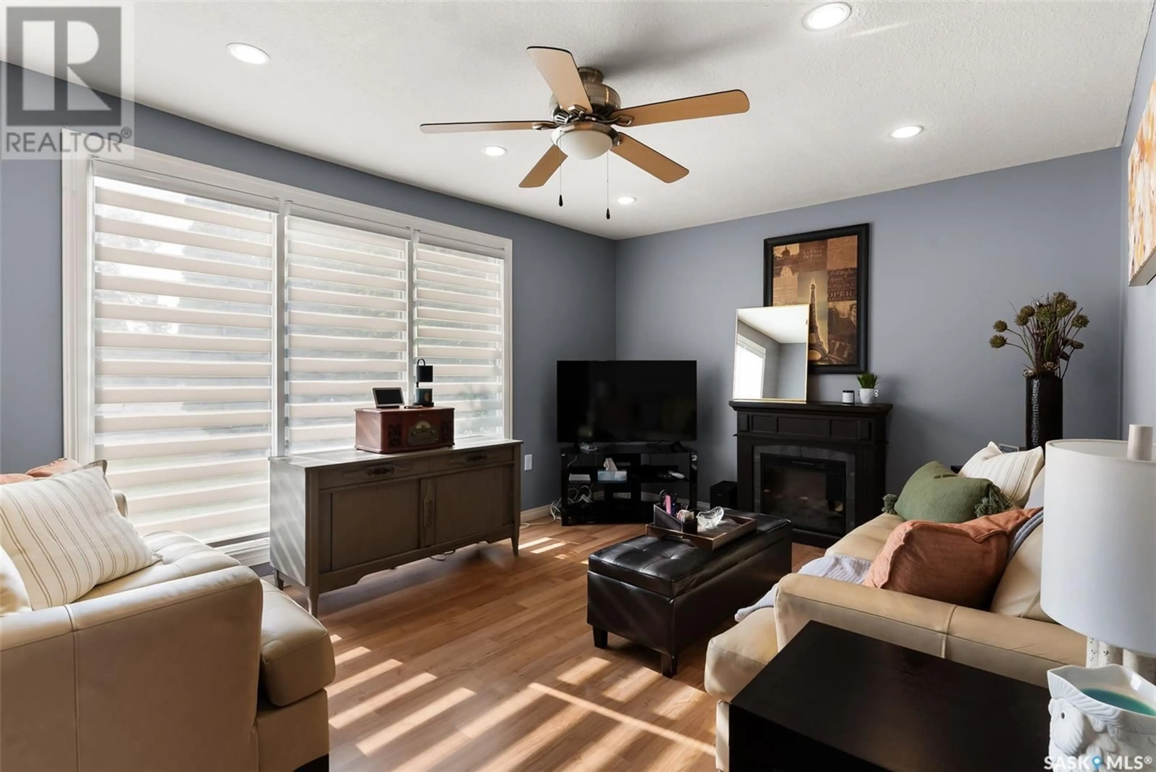 Living room with furniture, wood/laminate floor for 32 MERRITT CRESCENT, Regina Saskatchewan S4T5Y2
