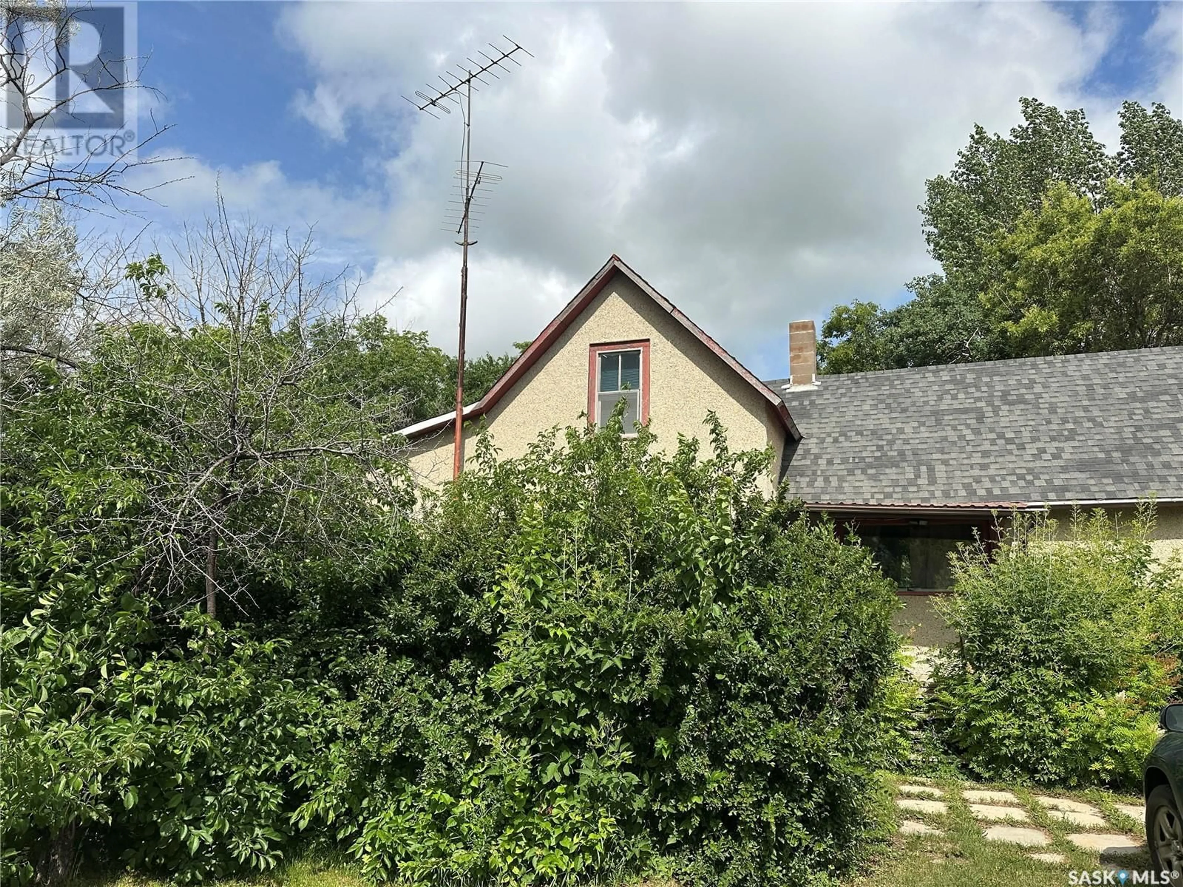 A pic from outside/outdoor area/front of a property/back of a property/a pic from drone, unknown for 1225 HALIFAX STREET, Halbrite Saskatchewan S0C1H0