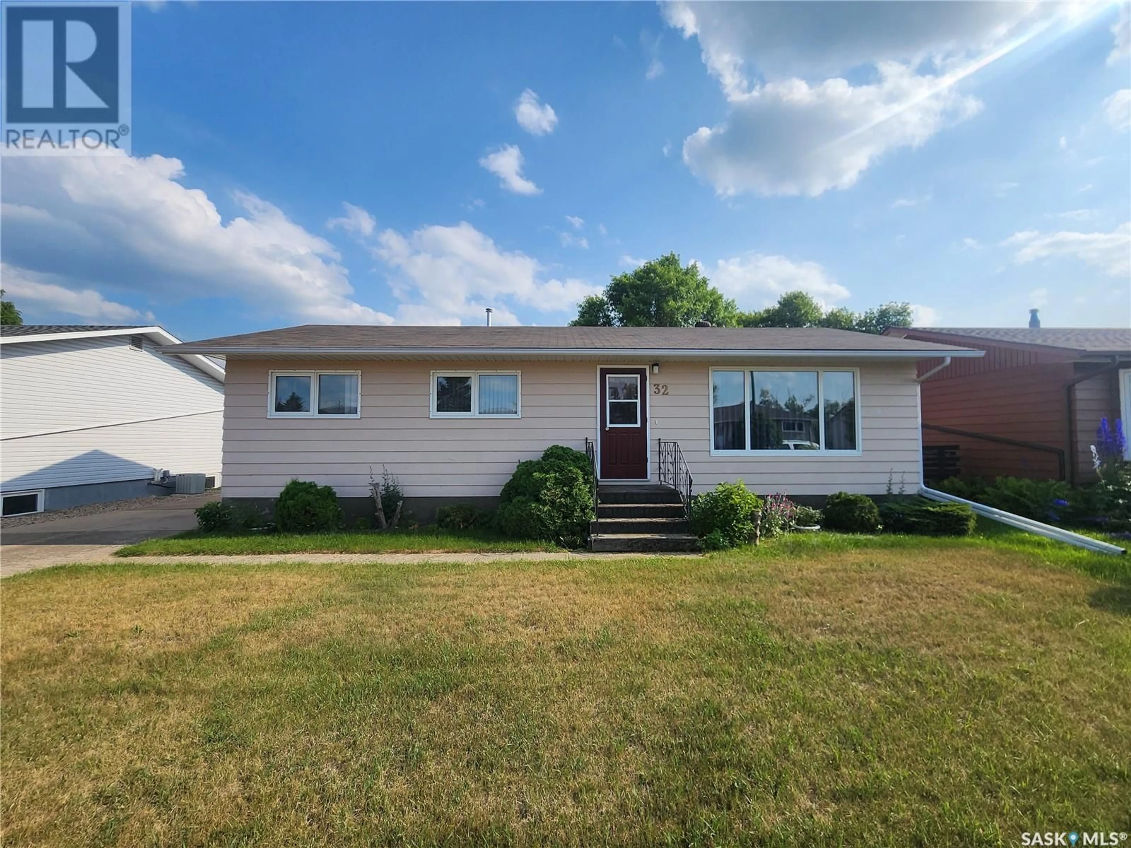 Home with vinyl exterior material, street for 32 JUBILEE CRESCENT, Melville Saskatchewan S0A2P0