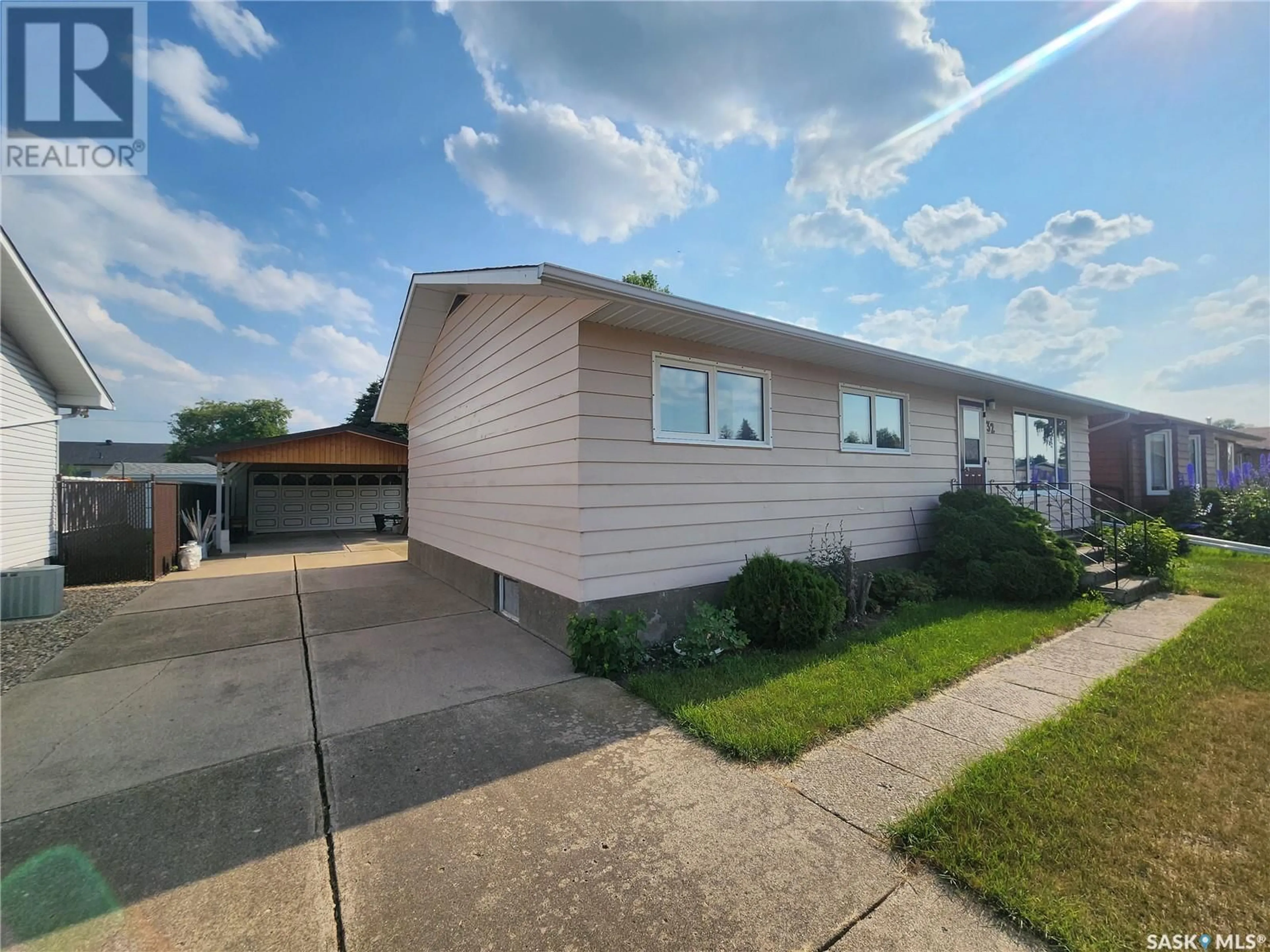 Home with vinyl exterior material, street for 32 JUBILEE CRESCENT, Melville Saskatchewan S0A2P0