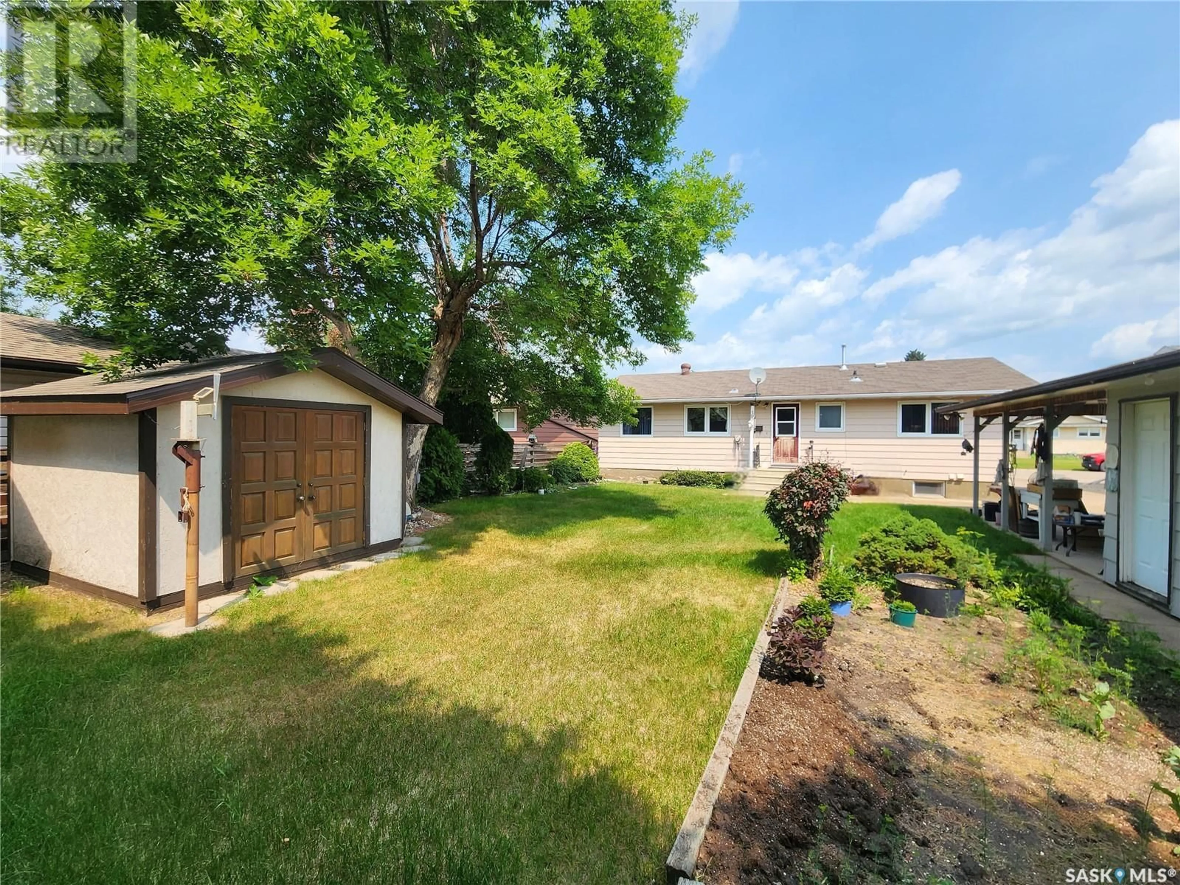 A pic from outside/outdoor area/front of a property/back of a property/a pic from drone, street for 32 JUBILEE CRESCENT, Melville Saskatchewan S0A2P0
