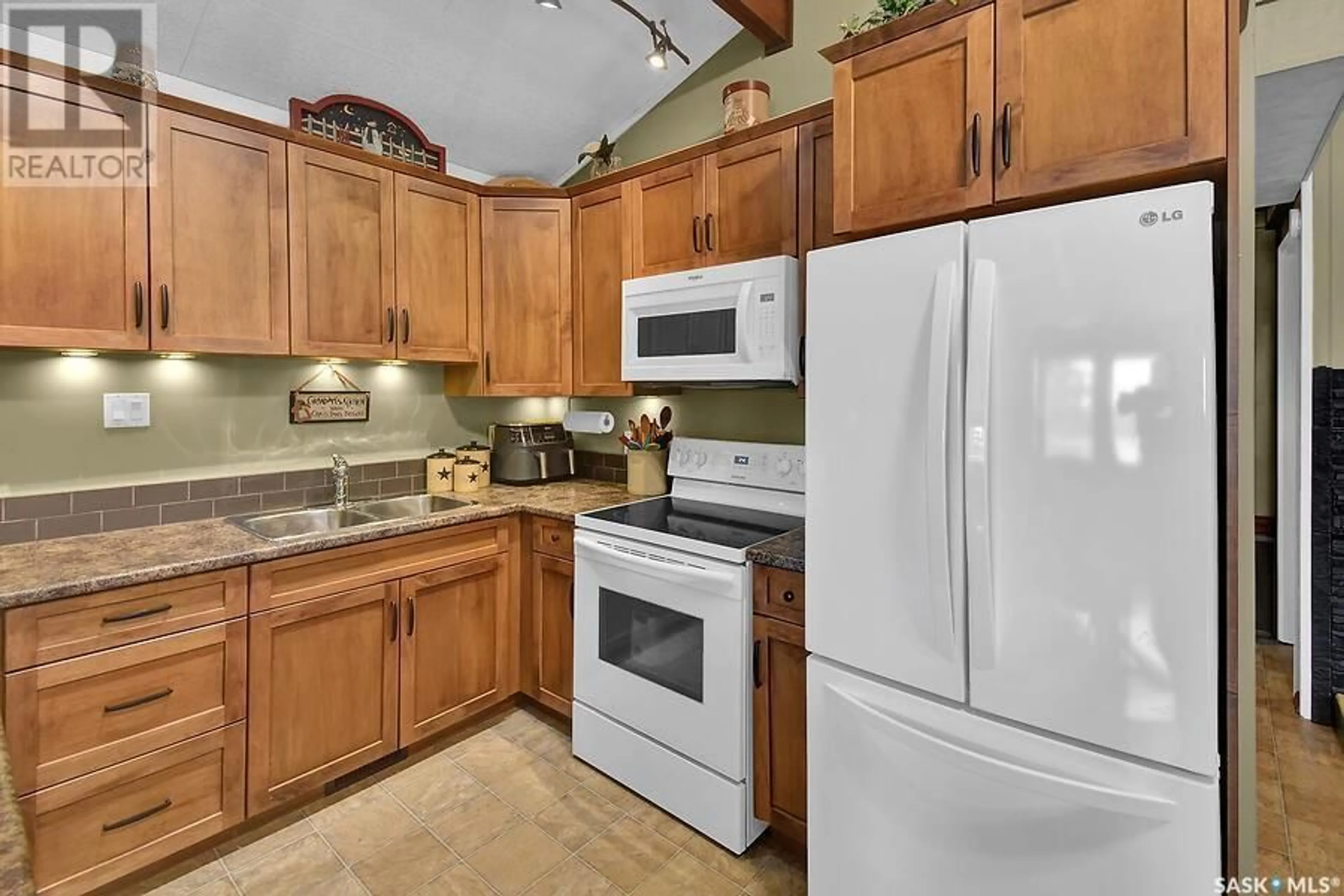 Standard kitchen, ceramic/tile floor for Blk 15 - Lot 5 NICKORICK BEACH, Wakaw Lake Saskatchewan S0K4P0