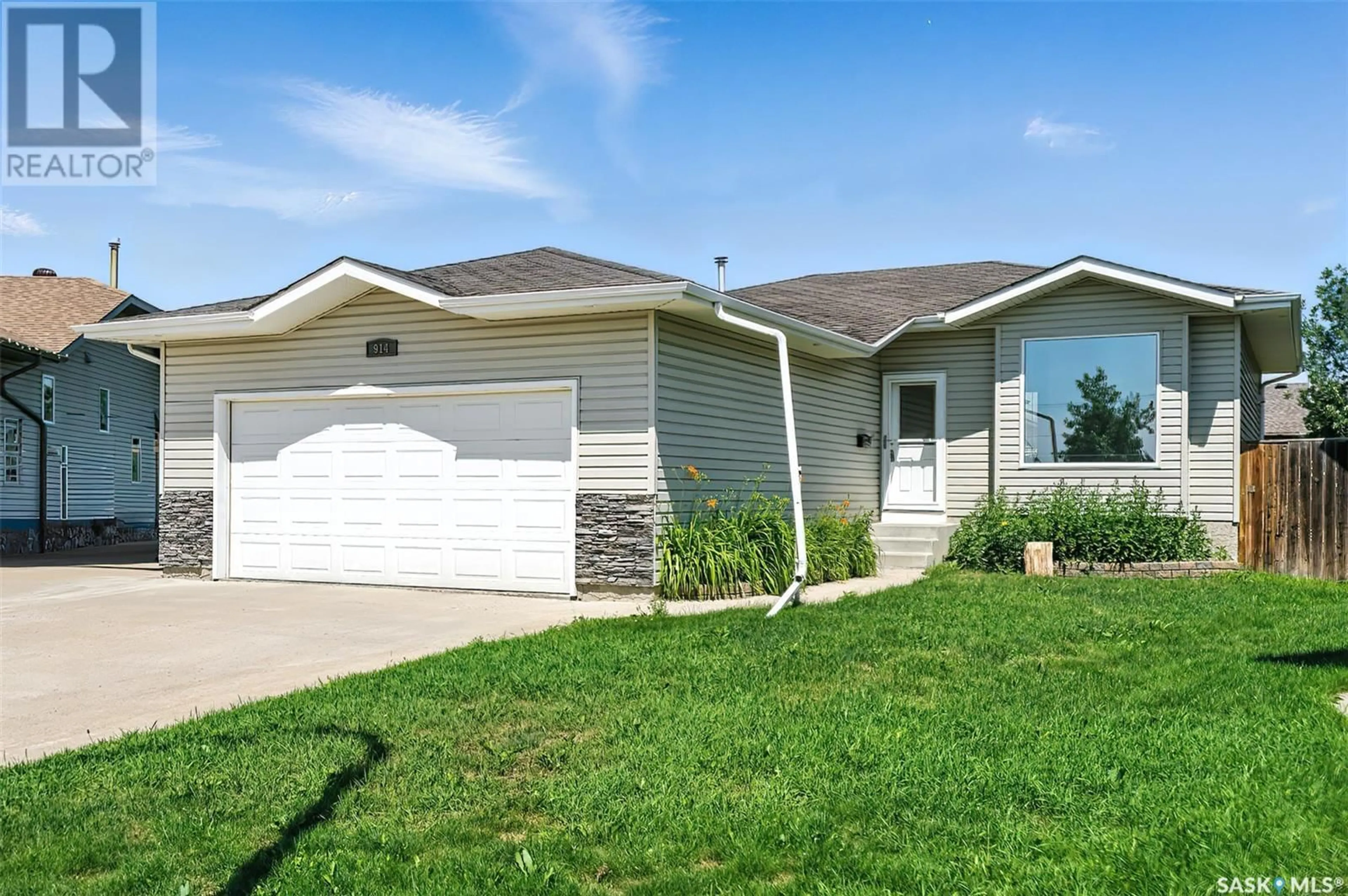 Home with vinyl exterior material, street for 914 OVERHOLT TERRACE, Saskatoon Saskatchewan S7N4S7