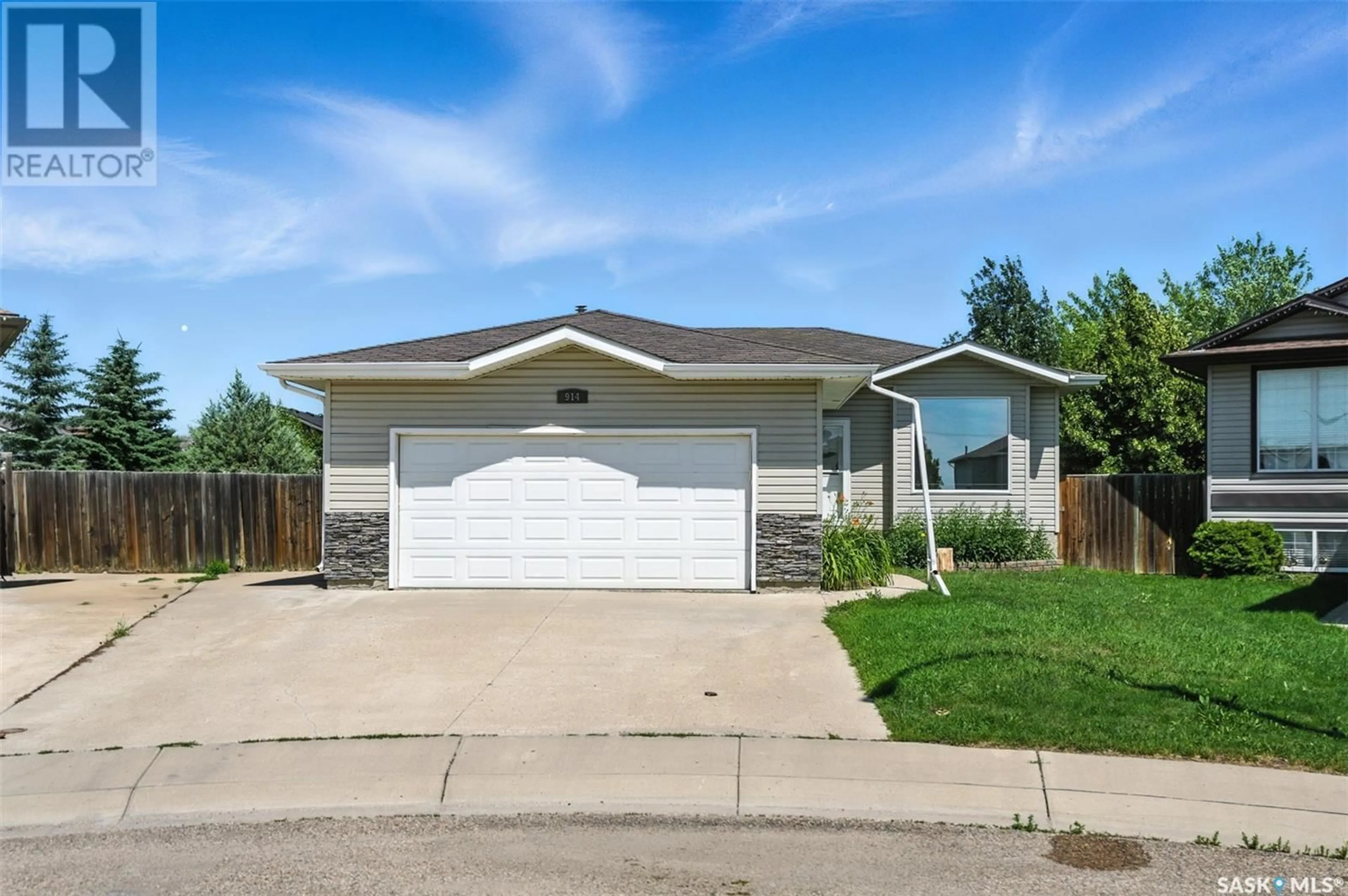 Home with vinyl exterior material, street for 914 OVERHOLT TERRACE, Saskatoon Saskatchewan S7N4S7